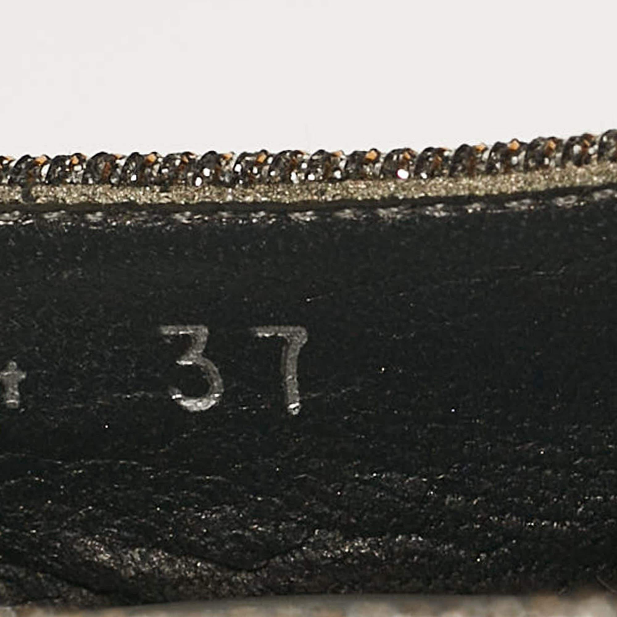 Stuart Weitzman escarpins à bout pointu en tissu lurex argenté taille 37 en vente 3