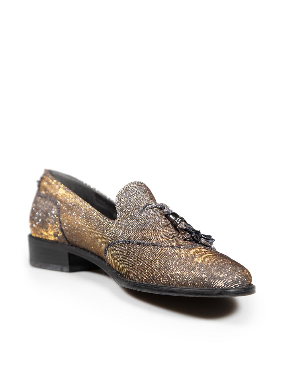 L'ÉTAT est très bon. Pratiquement aucune usure visible des chaussures n'est évidente sur cet article de revente de designer Stuart Weitzman d'occasion.

Détails


Argent

Tissu textile

Bout en amande

Tonalité