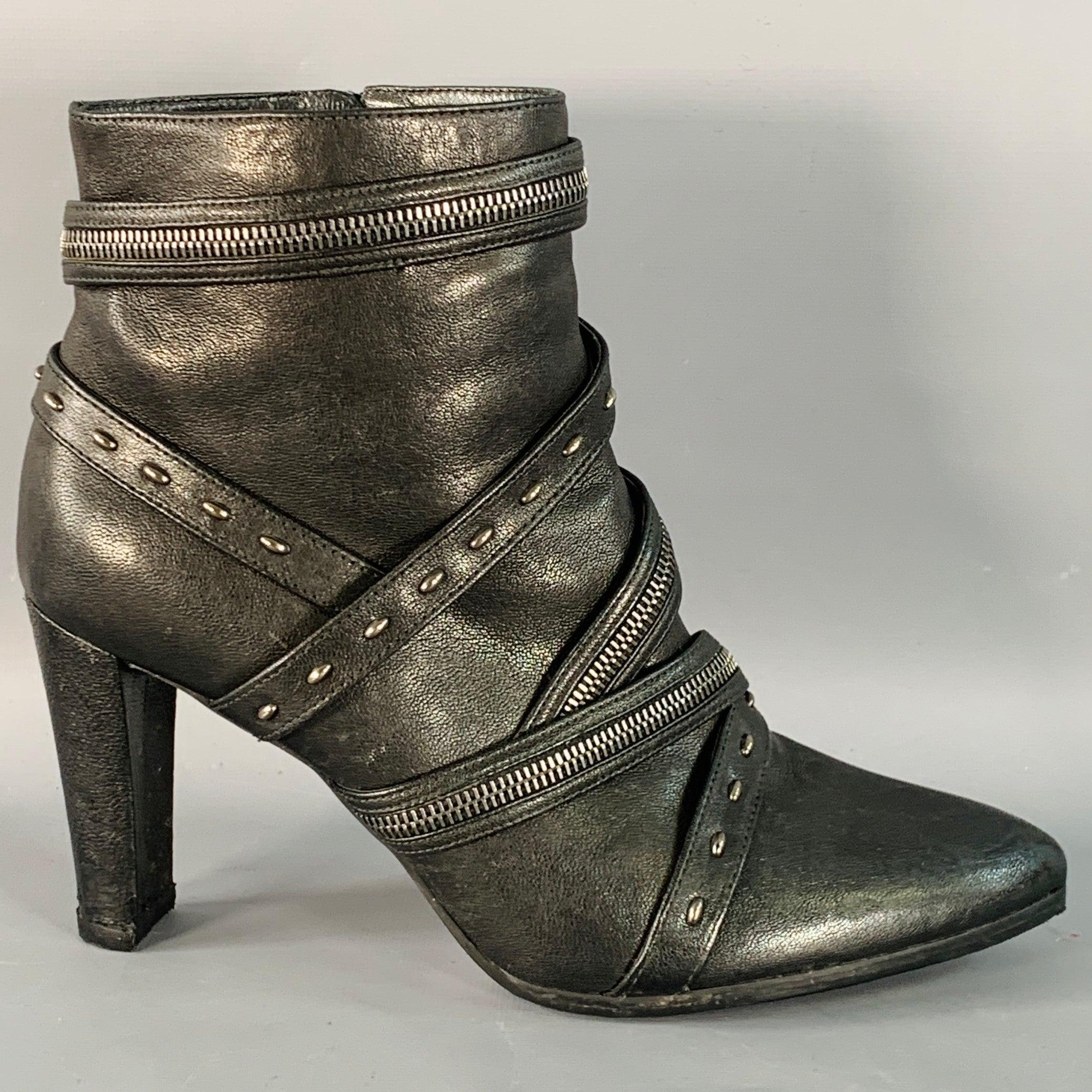 STUART WEITZMAN Stiefel
in einem schwarzen Leder mit
mit Gürtel, silberfarbenen Metallnieten und Reißverschlüssen, überzogenem Absatz und seitlichem Reißverschluss. Made in Spainches Sehr guter Pre-Owned Zustand. Abnutzungserscheinungen an den