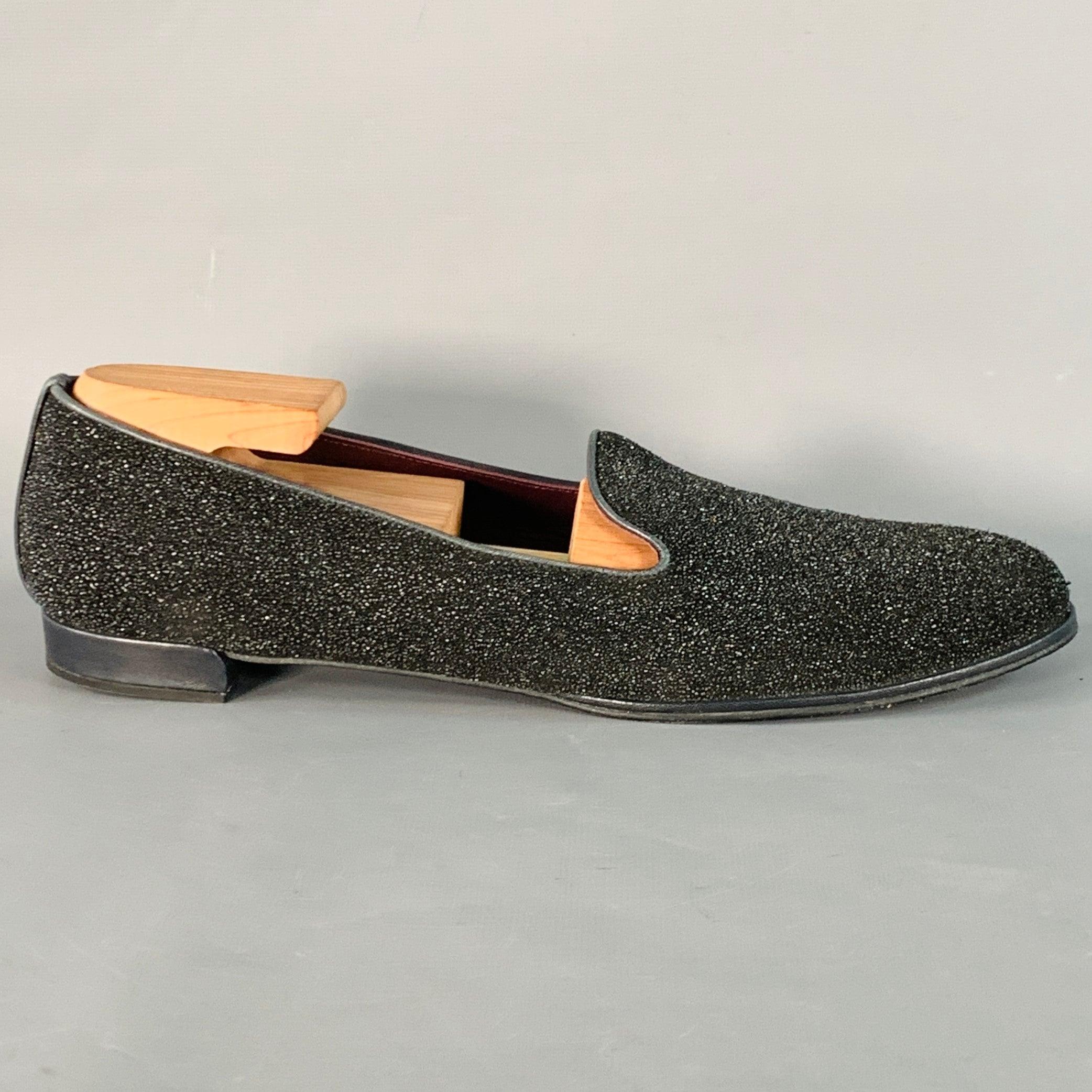 STUART WEITZMAN Halbschuhe
aus schwarzem strukturiertem Samt, mit Gummisohle und Schlupfverschluss. Schuhspanner nicht enthalten. Made in Spainches Sehr guter Pre-Owned Zustand. 

Markiert:   OW 86117 11 N Laufsohle: 11 Zoll  x 3.5 Zoll 
  
  
 
Sui
