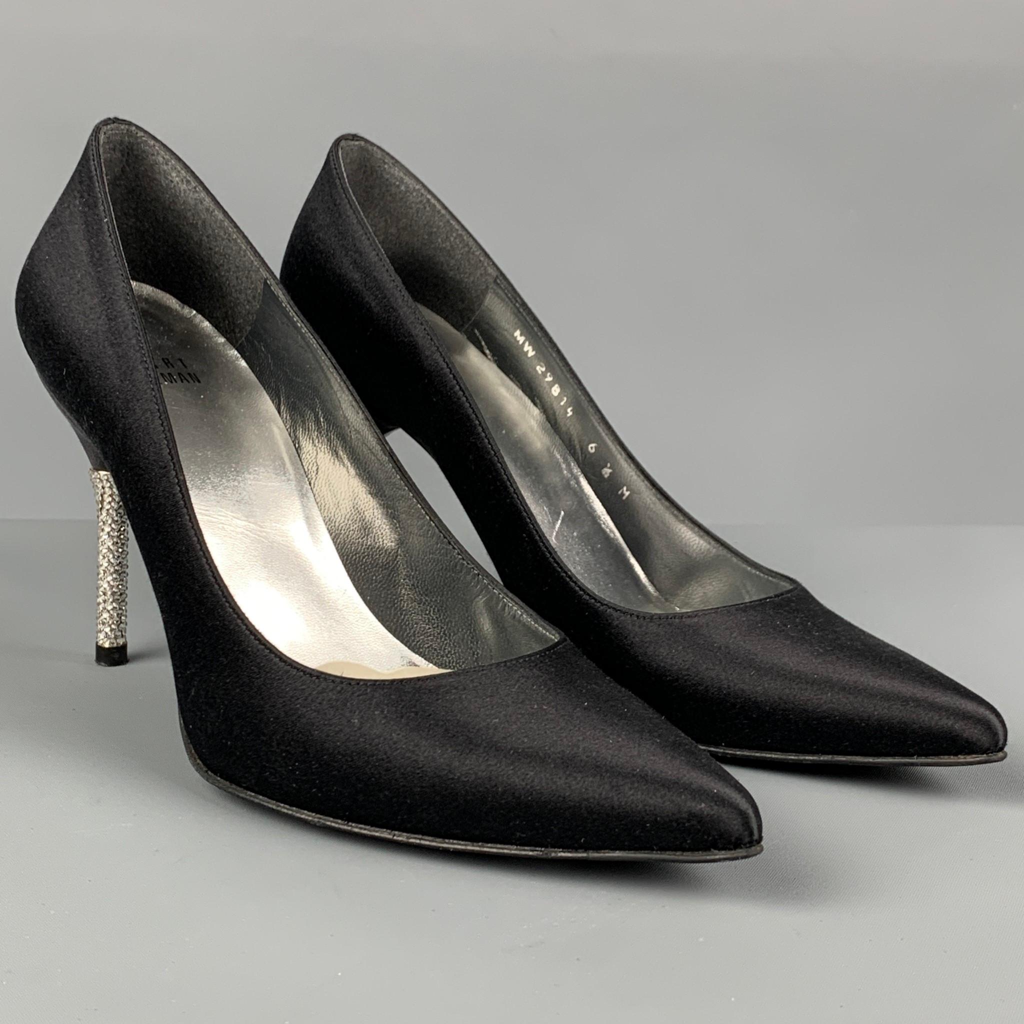STUART WEITZMAN pumps comes in a black & silver silk featuring a rhinestone heel and a pointed toe. Made in Spain. 

Very Good Pre-Owned Condition.
Marked: MW 29814 6.5M

Measurements:

Heel: 3 in. 