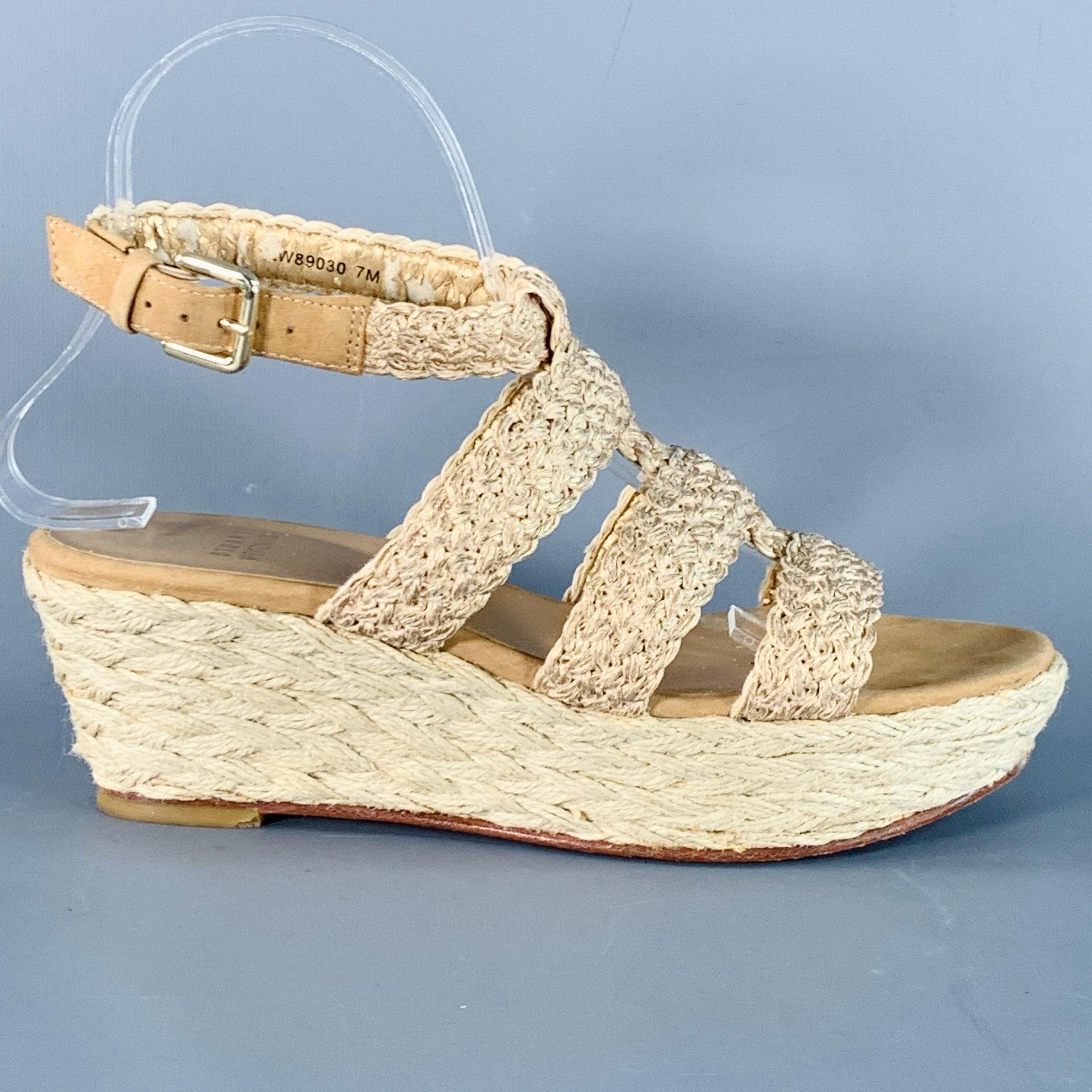 Sandali Stuart Weitzman
in corda intrecciata beige e oro, con zeppa espadrillas e chiusura con fibbia alla caviglia. Moderati segni di usura sul lato interno della scarpa. Così com'è. 

Contrassegnato:   LW89030 7M 

Misure: 
  Tacco: 2.5 pollici 
 