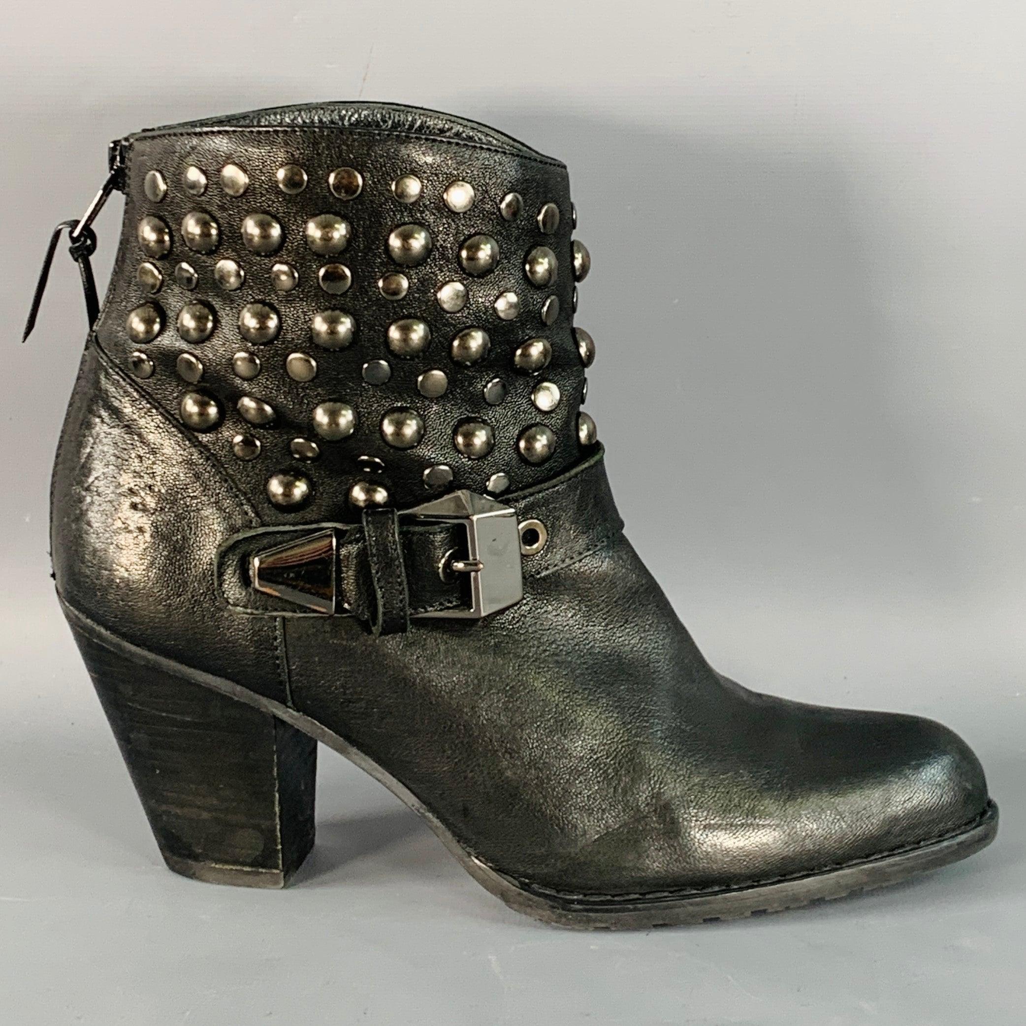 STUART WEITZMAN-Stiefeletten
aus schwarzem Leder mit Nietenbesatz, Gürtel mit silberfarbener Metallschnalle, Pfennigabsatz und Reißverschluss hinten. Made in Spainches Sehr guter Pre-Owned Zustand. Leichte Knitterspuren. 

Markiert:   OW 92529 7 M