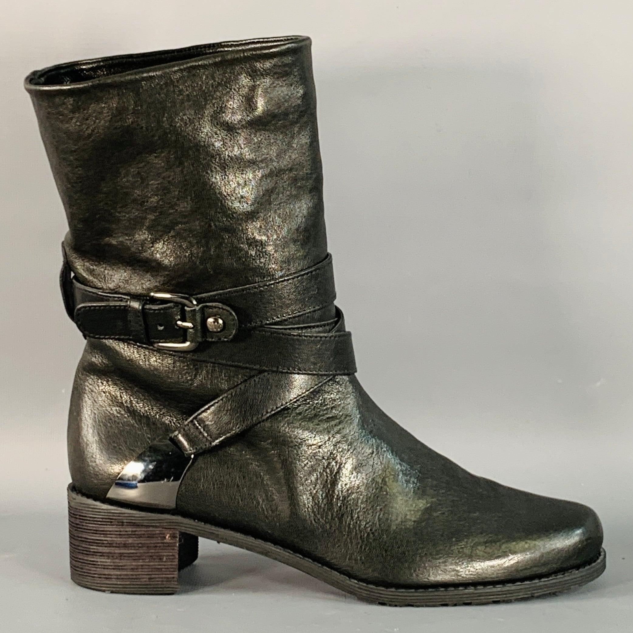 STUART WEITZMAN Stiefel
aus schwarzem Leder mit Metalldetails in Rotguss, Wickeloptik und Zugverschluss. Made in Spainches Sehr guter Pre-Owned Zustand. Kleines Zeichen. 

Markiert:   OW 55977 7,5 M 

Abmessungen: 
  Länge: 10,25 Zoll Breite: 3,5