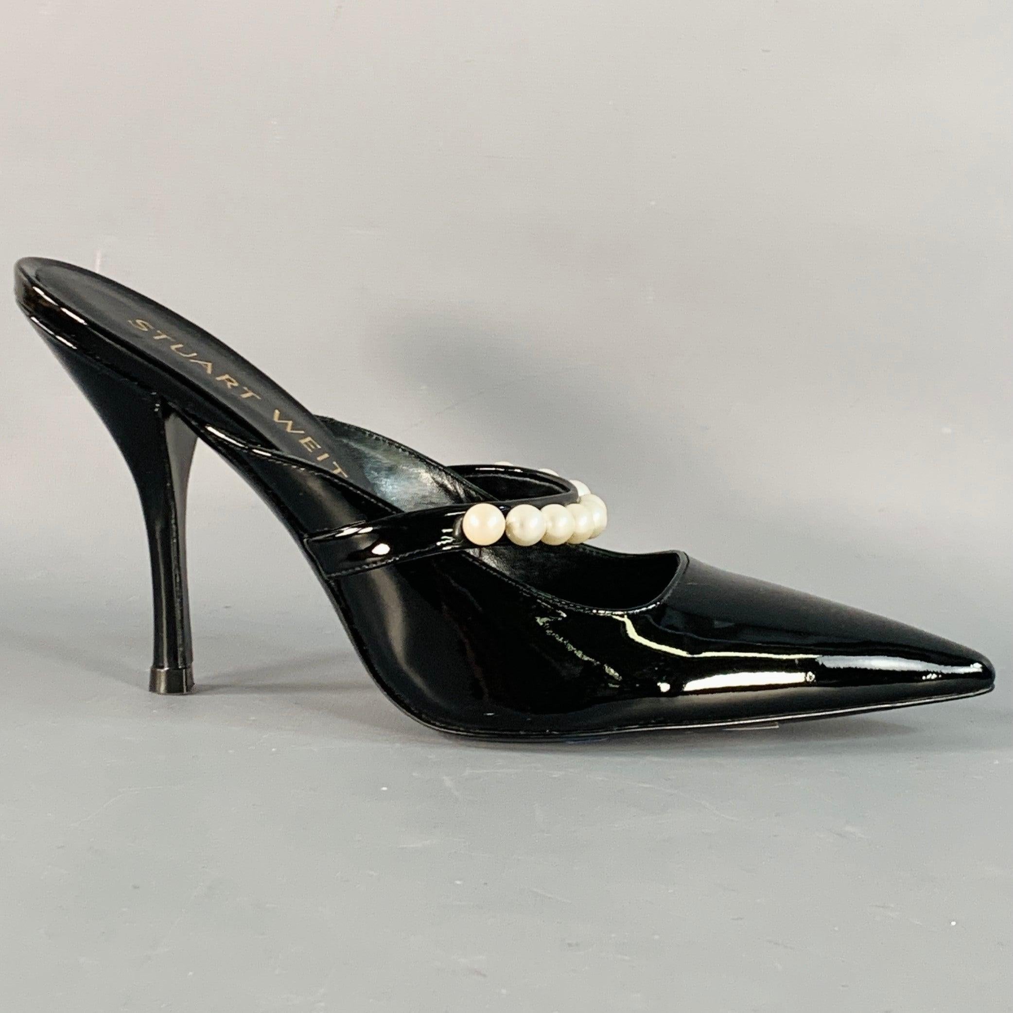 Décolleté Stuart Weitzman
in vernice nera con finiture in finta perla bianca, punta a punta e chiusura slip on. Viene fornito con sacchetto antipolvere. Made in Spainches Ottime condizioni di utilizzo. 

Contrassegnato:   7.5B 

Misure: 
  Tacco: