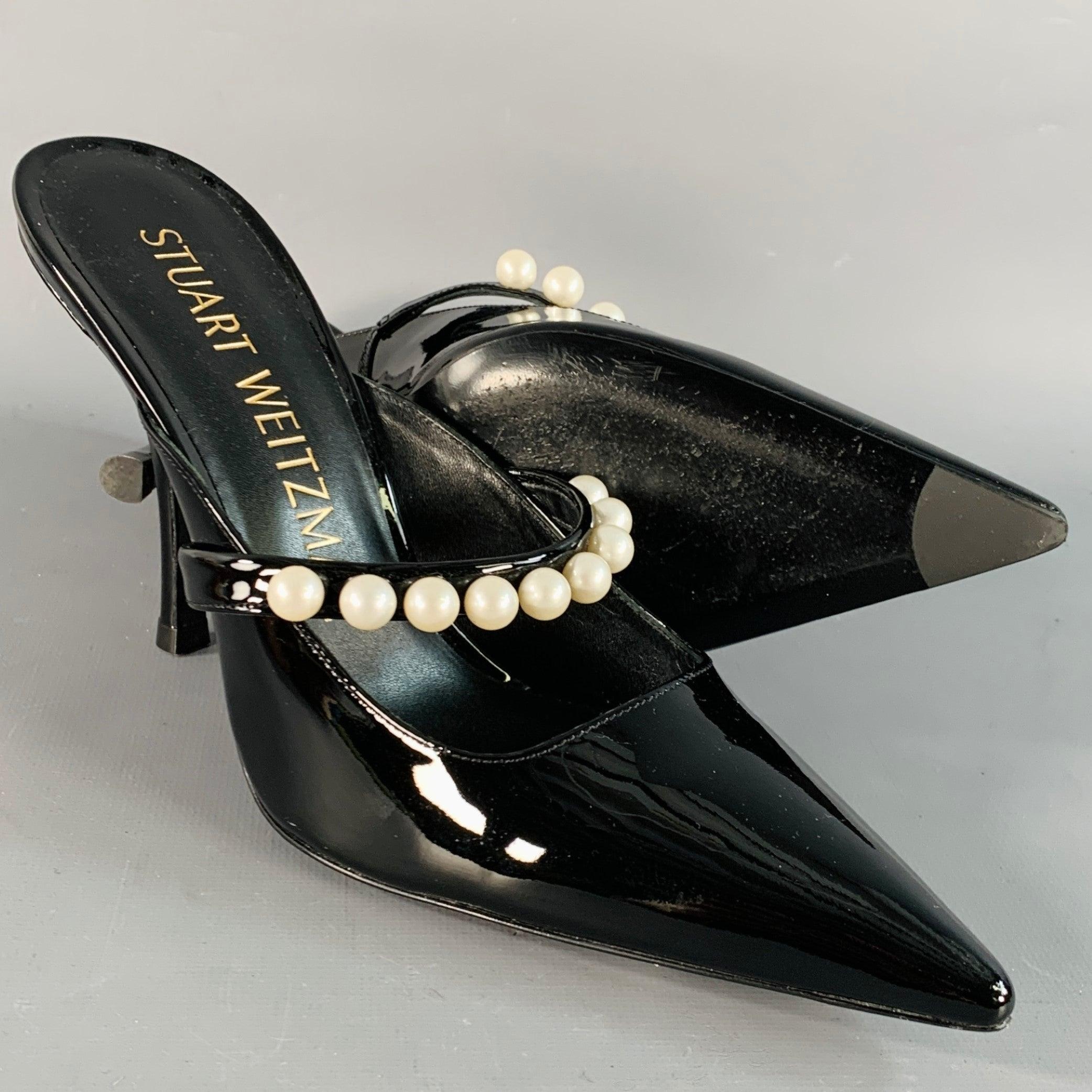Donna Stuart Weitzman - Pompe a punta in finta pelle verniciata nera con perle - misura 7,5 in vendita