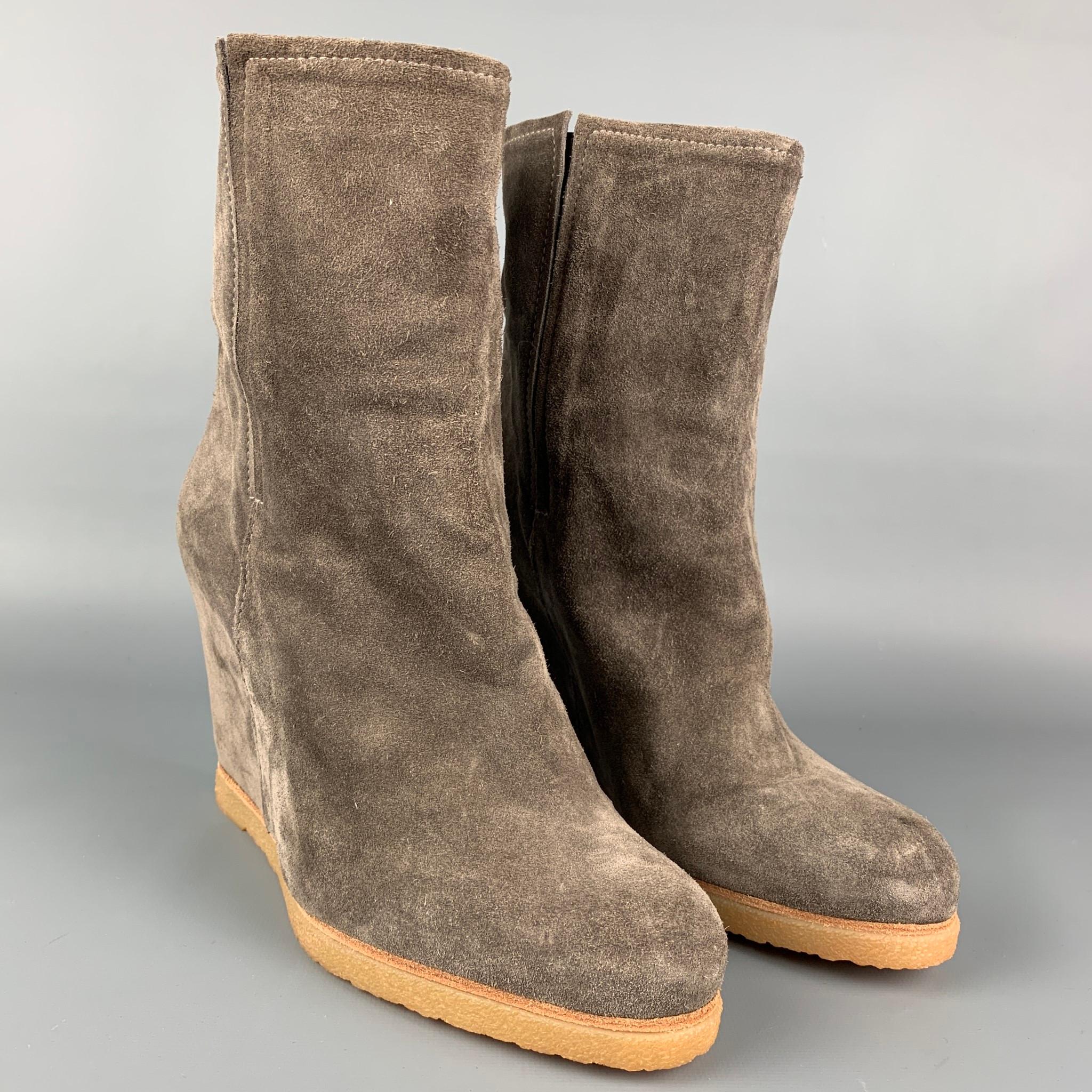 STUART WEITZMAN boots comes in a taupe suede featuring a elastic panel and a wedge heel. 

Very Good Pre-Owned Condition.
Original Retail Price: $475.00

Measurements:

Heel: 4.5 in. 