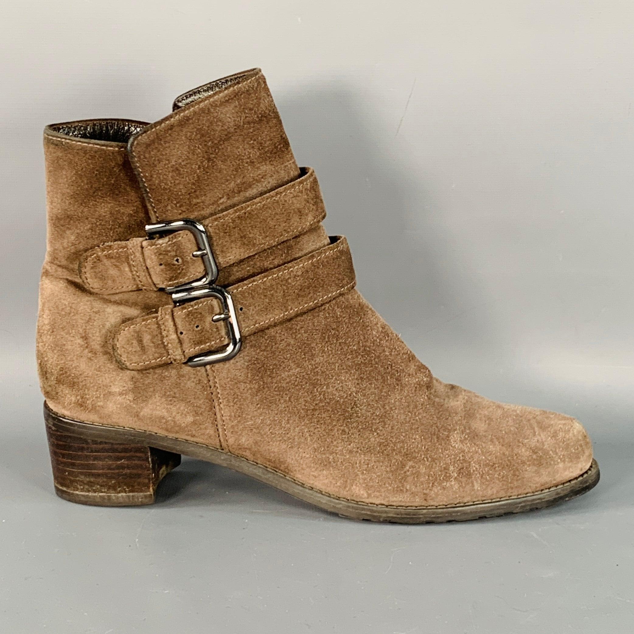 STUART WEITZMAN Stiefel
in einem braunen Wildleder mit einer Knöchelhöhe, doppelter Schnalle Detail, und ziehen auf closure.Very Good Pre-Owned Condition.  

Markiert:   U256693 9.5M 

Abmessungen: 
  Länge: 10,5 Zoll Breite: 3,75 Zoll Höhe (mit