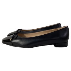 Ballerines « Sleek Cap Toe Bow » de Stuart Weitzman en cuir noir