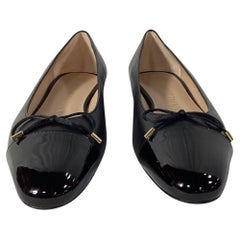 Ballerines « Sleek Cap Toe Bow » de Stuart Weitzman en cuir noir