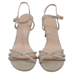 Stuart Weitzman Starla 80 Riemchensandalen in Gold-Glitzer