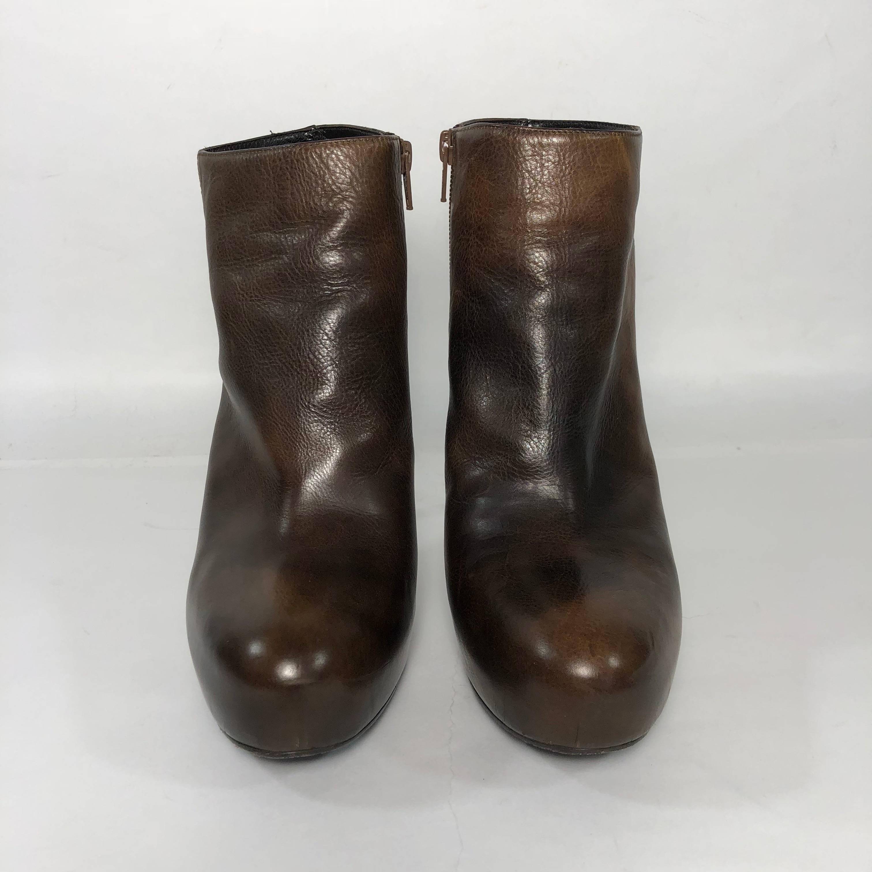MODEL - Stuart Weitzman Stiletto Ankle Boot Platform in Burnished Brown Leather

CONDITION - New!  Never Worn.

SKU - 2161

ORIGINAL RETAIL PRICE - 795 + tax

SIZE - 9.5

MATERIAL - Leather

HEEL HEIGHT - 5 inches

INTERIOR SOLE MEASURE - 11