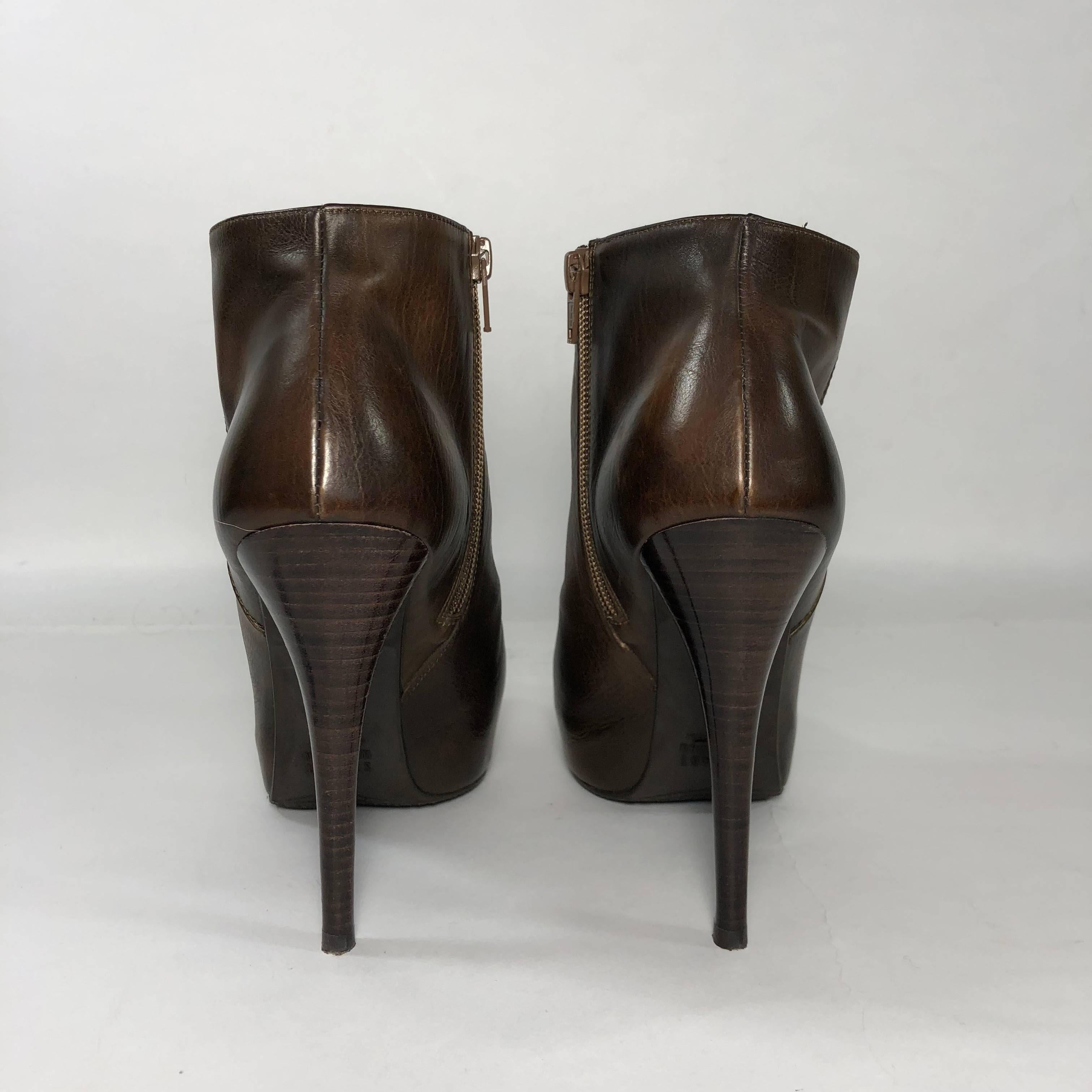 Stuart Weitzman Stiletto Ankle Boot Platform in Burnished Brown Leather In New Condition For Sale In Saint Charles, IL