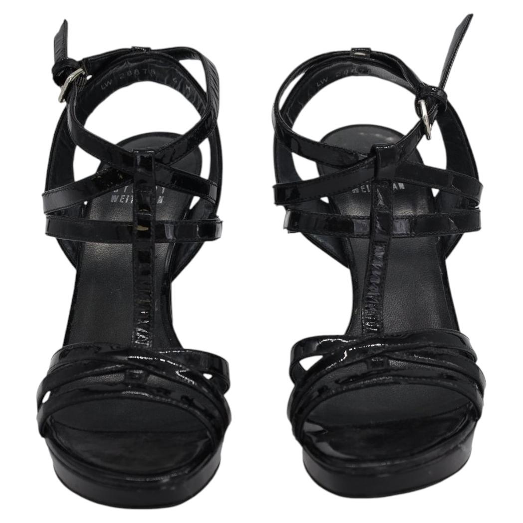 Stuart Weitzman Riemchen-Sandalen mit hohem Absatz aus schwarzem Lackleder im Angebot