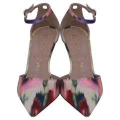 Decolleté Stuart 85 Strap di Stuart Weitzman, modello Watercolor in raso multicolore