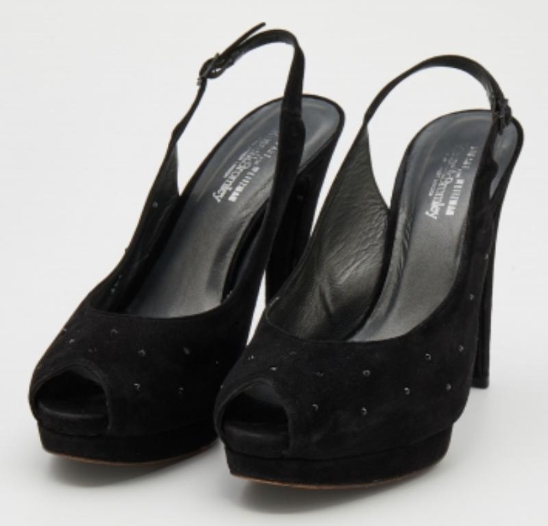 Dirige tu día con pasos cómodos y seguros adornando este elegante par negro de Stuart Weitzman. Estos zapatos están creados en ante, con la parte superior decorada con adornos de cristal, y se abrochan con un cierre de hebilla en el tobillo. Con
