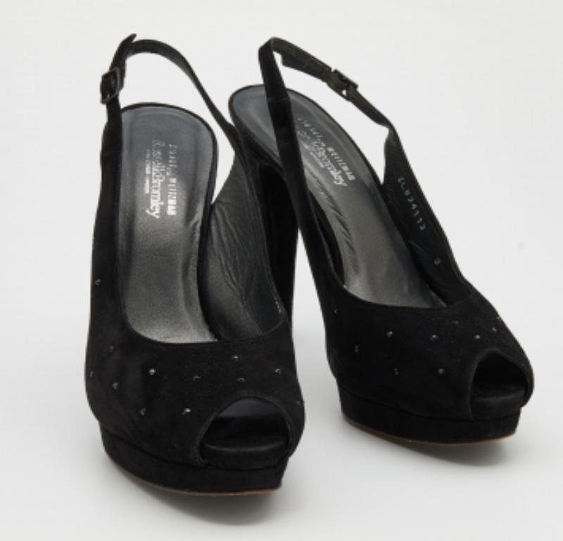 Stuart Weitzman Sandalias de ante con plataforma de cristal tamaño 39,5 en Bueno estado para la venta en Dubai, Al Qouz 2