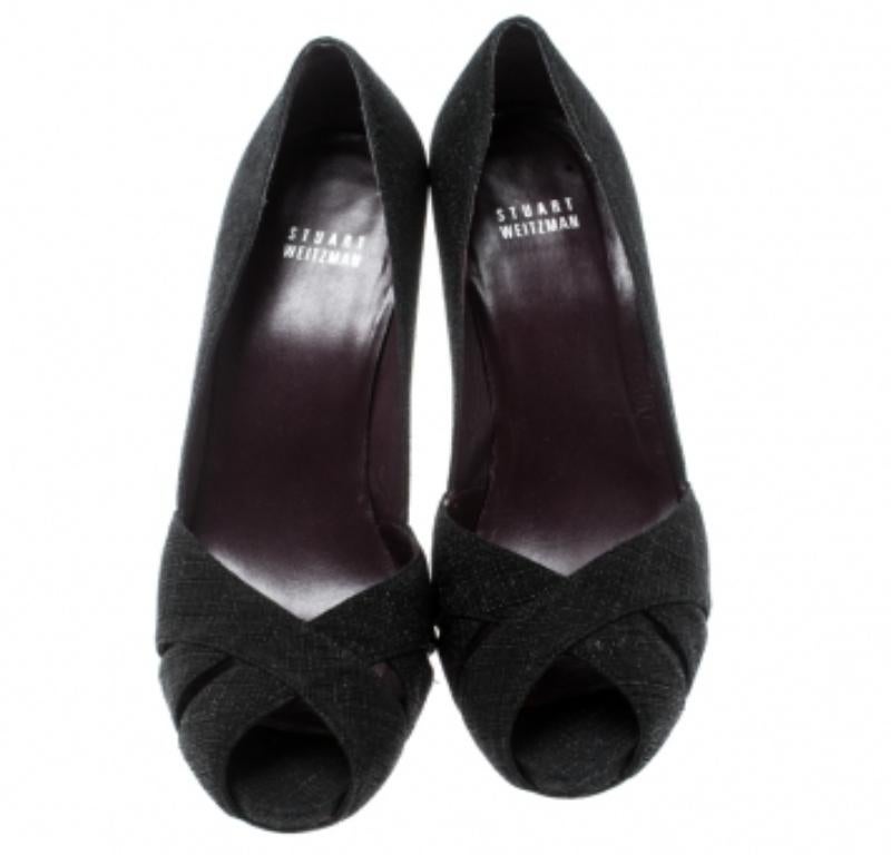 Stuart Weitzman Texturierter Stoff Criss Cross Offene Zehe Plateau Pumps Größe 39 im Zustand „Gut“ im Angebot in Dubai, Al Qouz 2