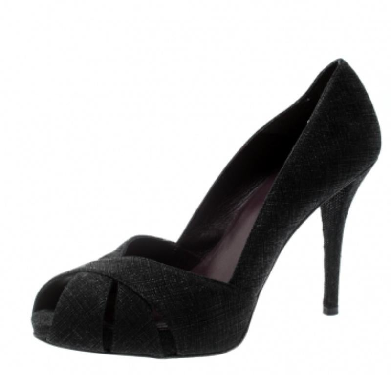 Stuart Weitzman Texturierter Stoff Criss Cross Offene Zehe Plateau Pumps Größe 39 im Angebot 1