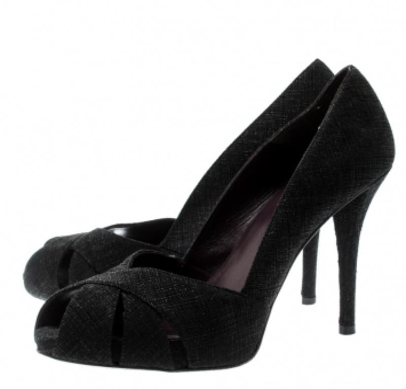Stuart Weitzman Texturierter Stoff Criss Cross Offene Zehe Plateau Pumps Größe 39 im Angebot 2