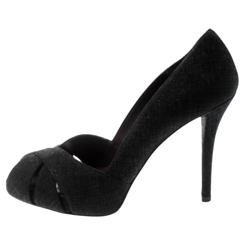 Stuart Weitzman Texturierter Stoff Criss Cross Offene Zehe Plateau Pumps Größe 39 im Angebot