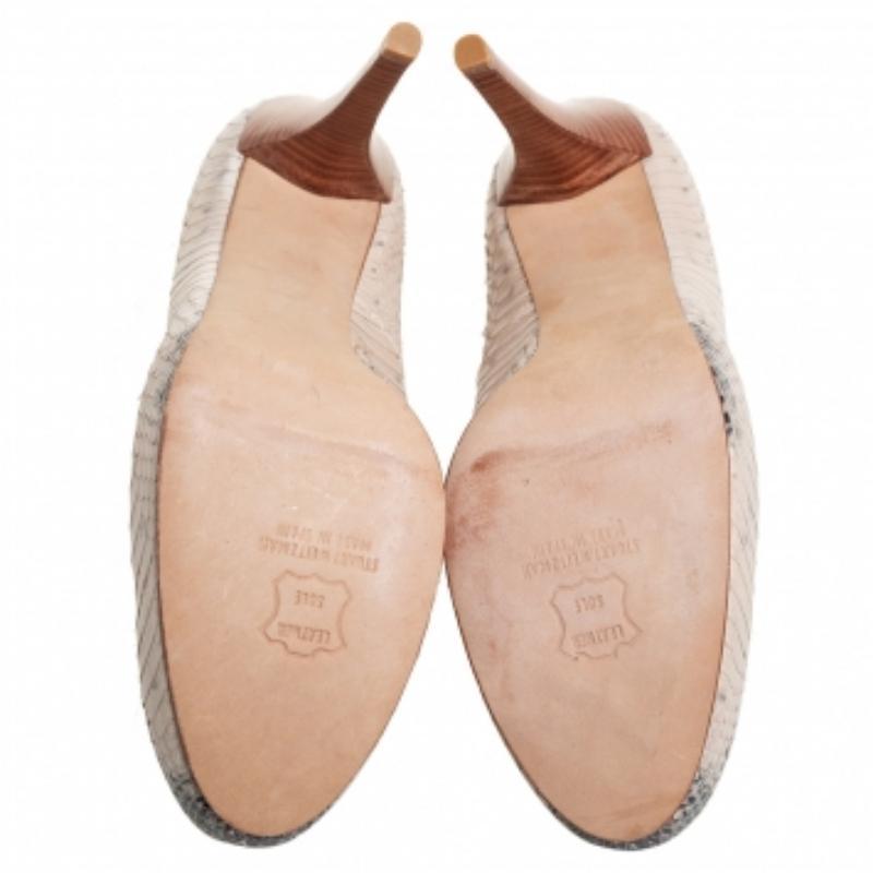 Statement pumps for you to stand out! These two-tone Stuart Weitzman pumps are crafted from python-embossed leather and feature concealed platforms and 12 cm high heels.
