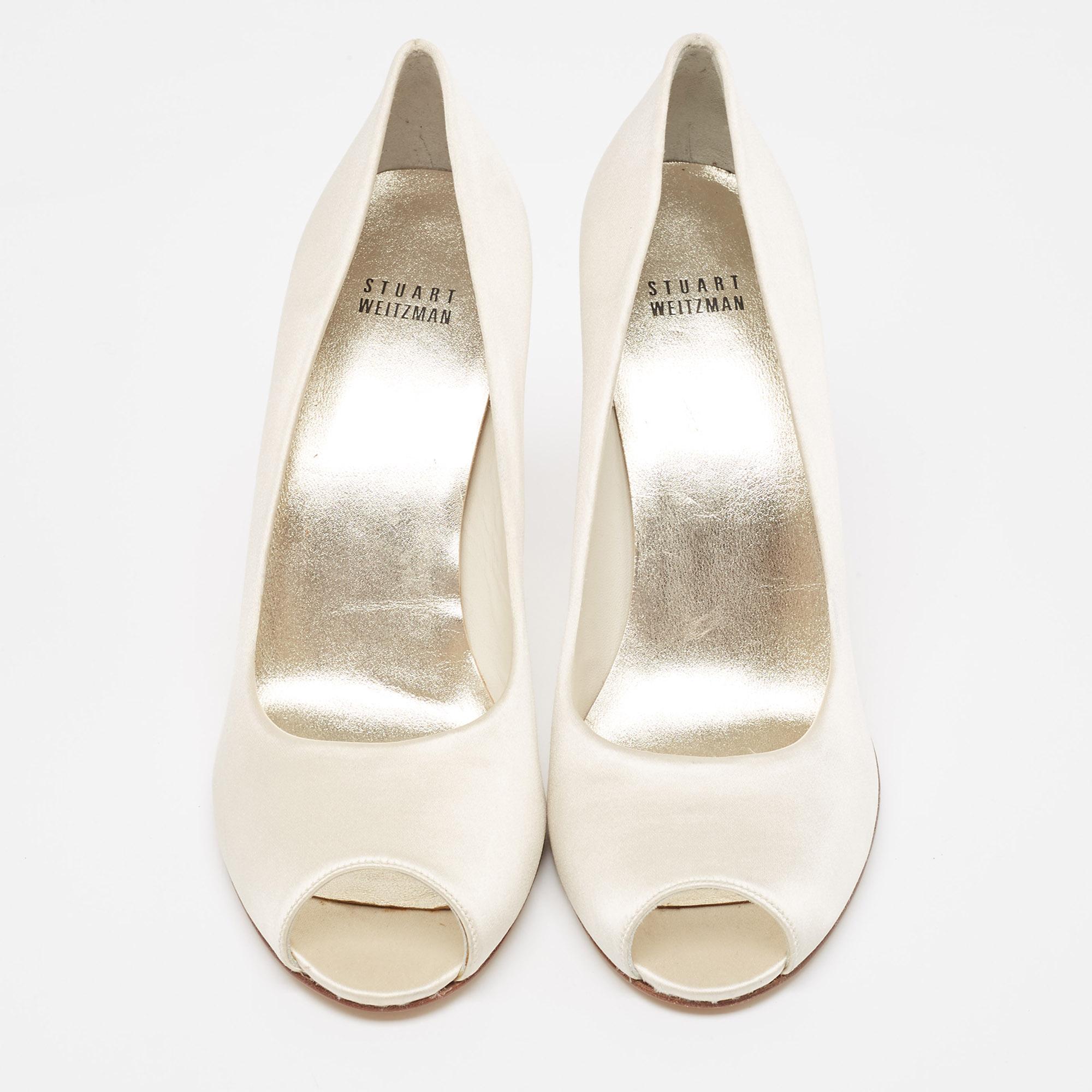 Stuart Weitzman White Satin Peep Toe Pumps Size 40.5 In Fair Condition For Sale In Dubai, Al Qouz 2