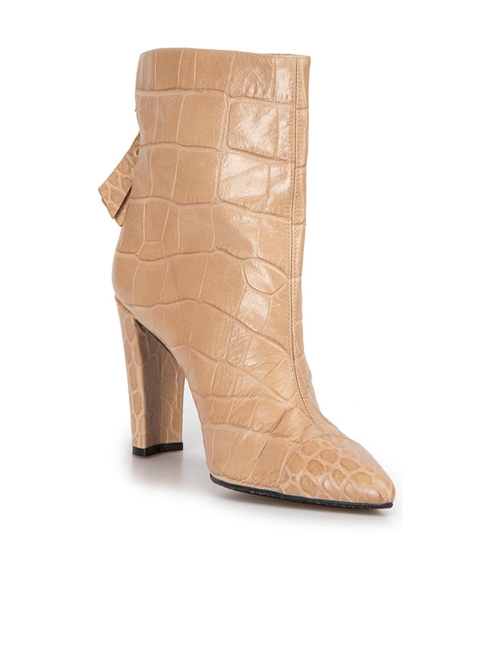 CONDITION is Very good. Hardly any visible wear to boots is evident on this used Stuart Weitzman designer resale item.



Details


Beige

Leather

Ankle boots

Crocodile embossed pattern

Pointed toe

High heel

Back zip closure





Made in