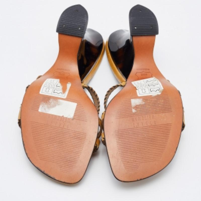 Stuart Weitzman - Sandales à brides en cuir jaune - Taille 37 en vente 2