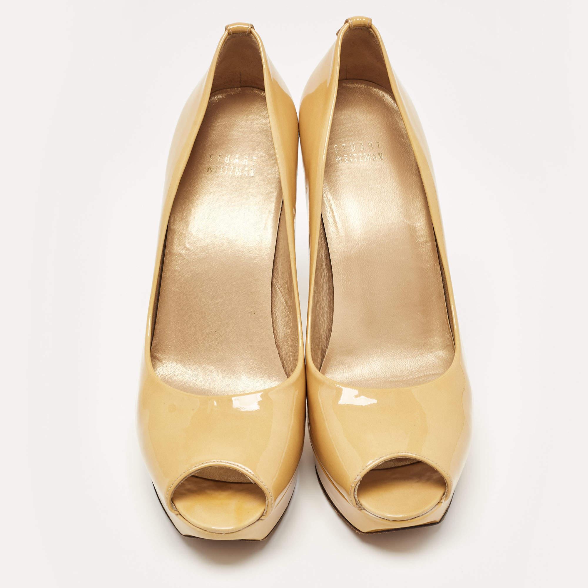 Beige Stuart Weitzman escarpins à bout ouvert en cuir verni jaune, taille 40 en vente