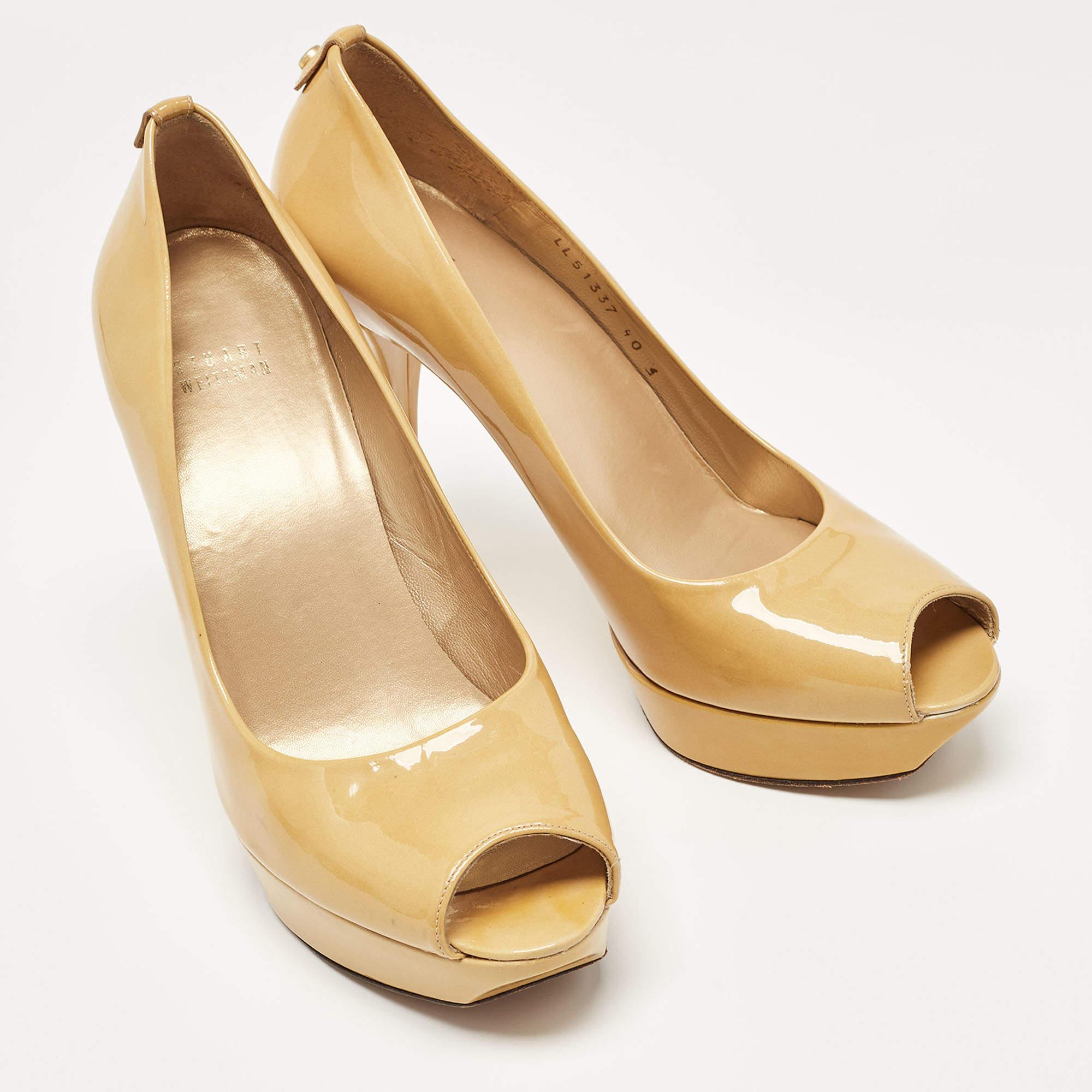 Stuart Weitzman escarpins à bout ouvert en cuir verni jaune, taille 40 Bon état - En vente à Dubai, Al Qouz 2