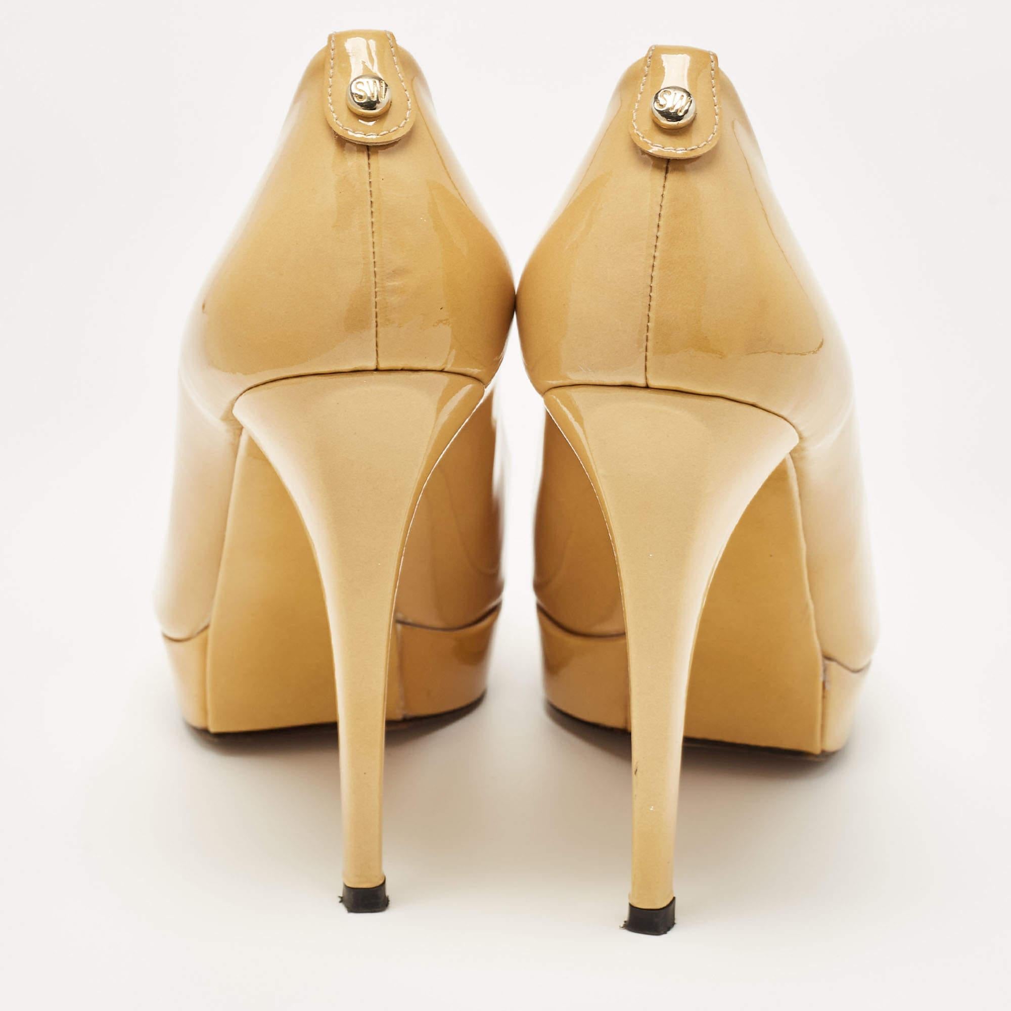 Stuart Weitzman escarpins à bout ouvert en cuir verni jaune, taille 40 Pour femmes en vente