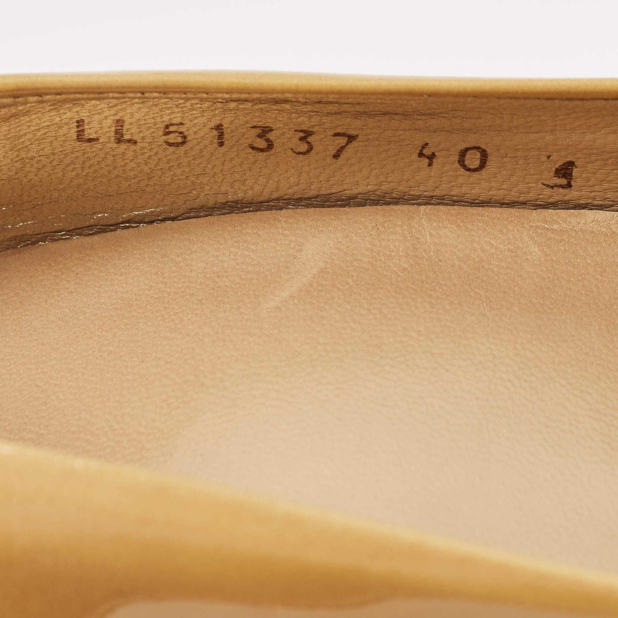 Stuart Weitzman escarpins à bout ouvert en cuir verni jaune, taille 40 en vente 2