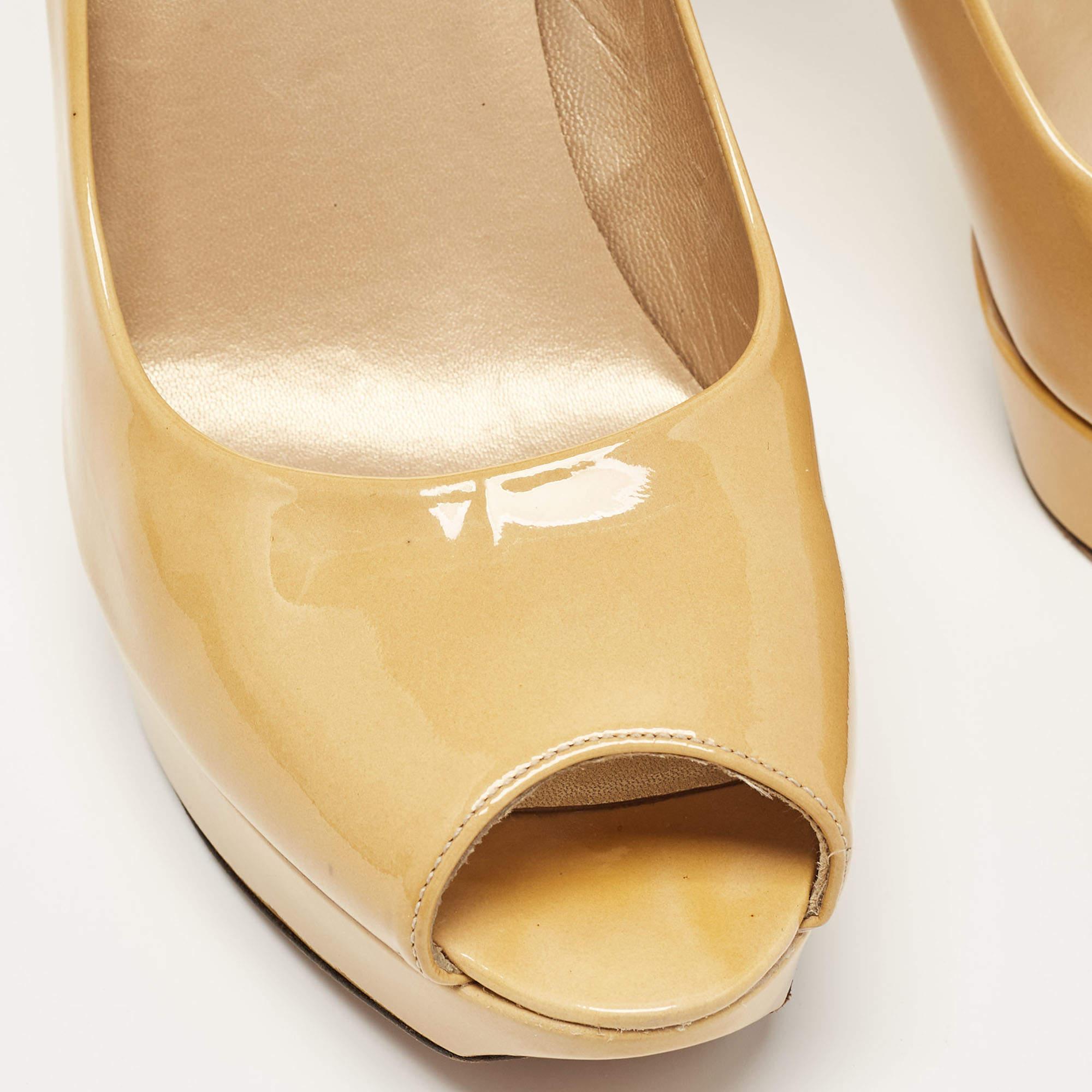 Stuart Weitzman escarpins à bout ouvert en cuir verni jaune, taille 40 en vente 3
