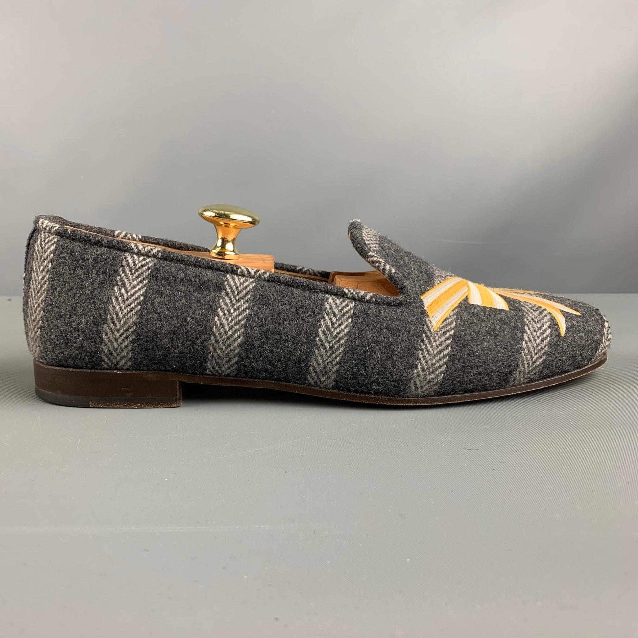 STUBBS & WOOTTON x BLACK FLEECE loafers comes in a grey, silver and gold striped wool featuring an embroidered bow, and slip on style. It does not include shoe trees. Made in Spainches Very Good Pre-Owned Condition. Signs of Wear. 

Marked:  