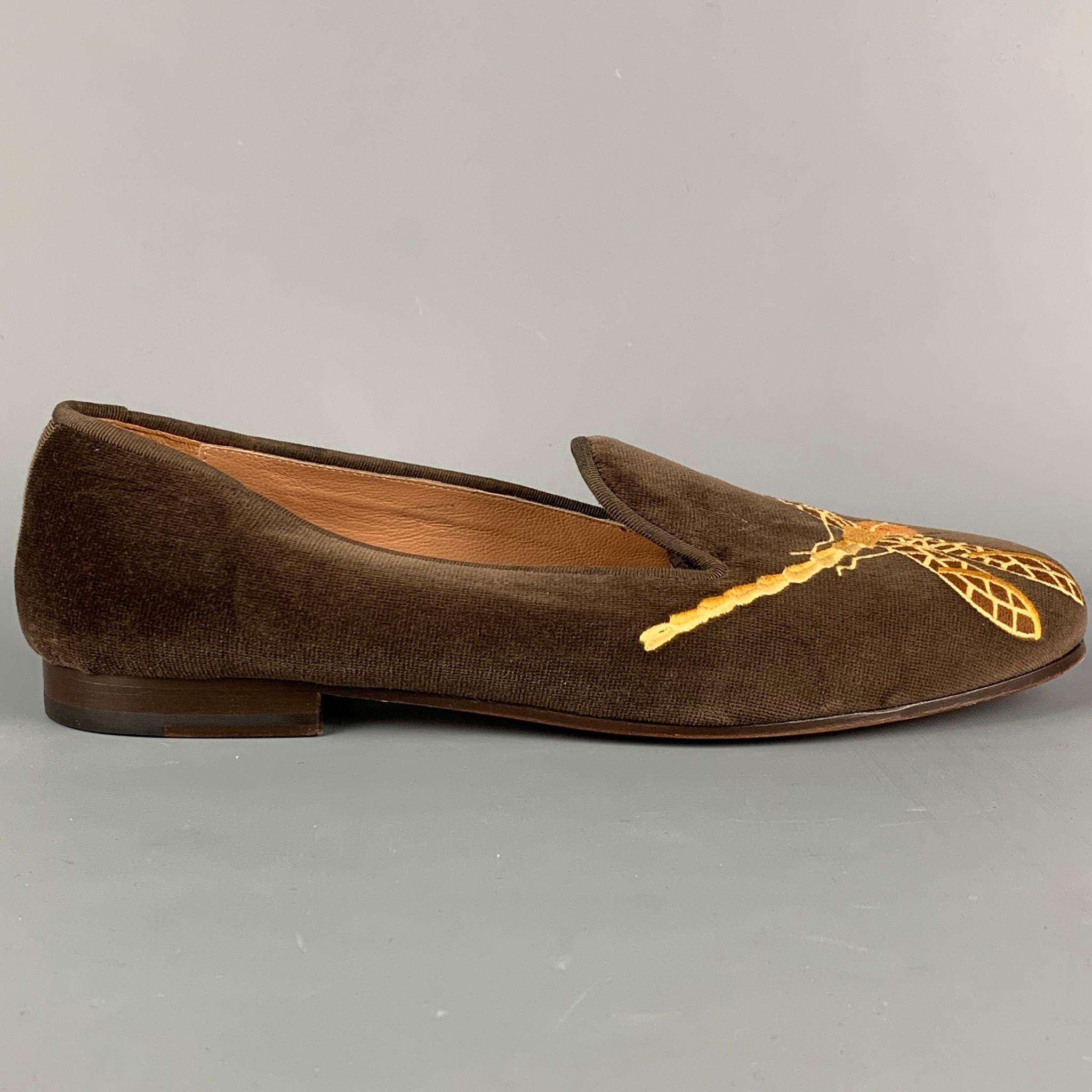 STUBBS & WOOTTON loafers comes in a brown velvet featuring a embroidered 'dragonfly' design and a slip on style. Made in Spain. 

Very Good Pre-Owned Condition.
Marked: 10.5
Original Retail Price: $575.00

Outsole: 11.5 in. x 4 in. 