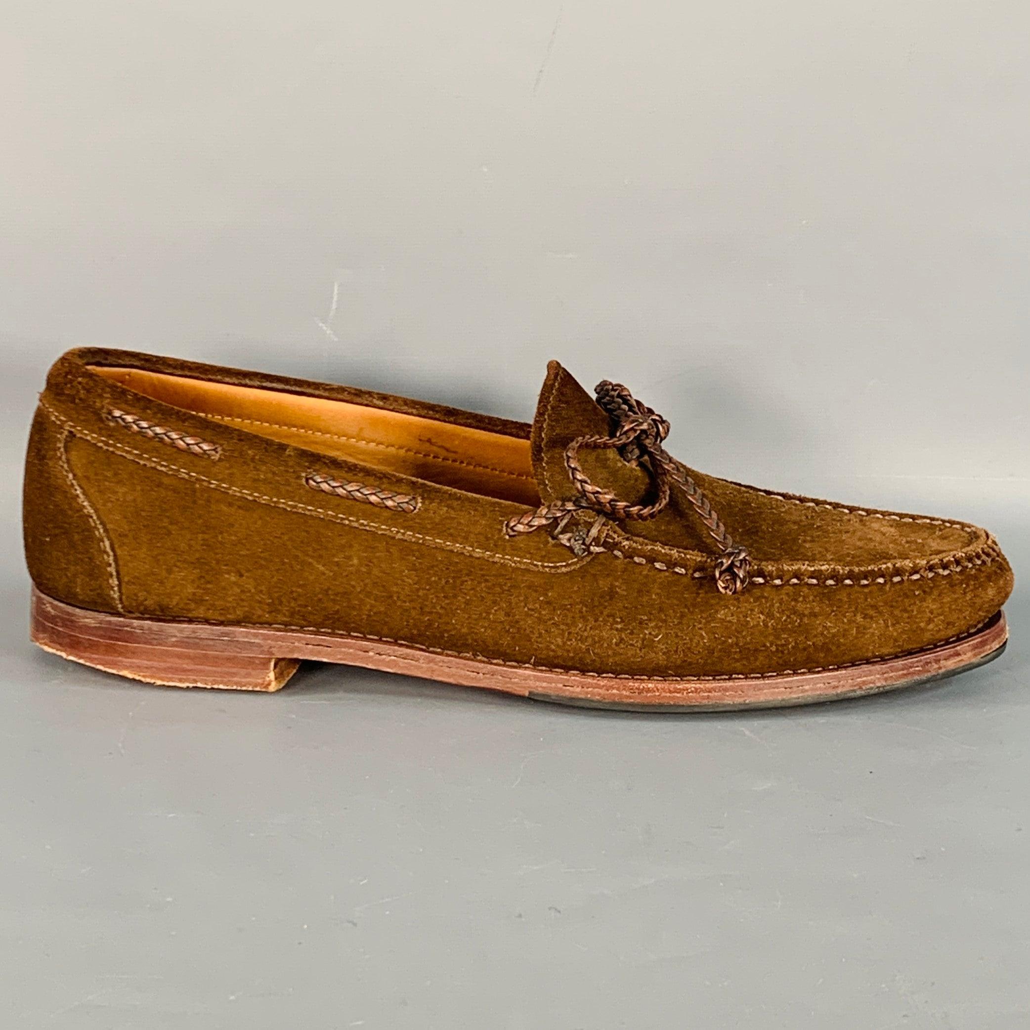 STUBBS & WOOTTON Halbschuhe
aus braunem Wildleder mit Mokassin-Stil, geflochtenem Lederbesatz und Schlupfverschluss.
Made in USA. sehr guter gebrauchter Zustand. 

Markiert:   11 D 58020 732Laufsohle: 12 Zoll  x 4 Zoll 
  
  
 
Sui