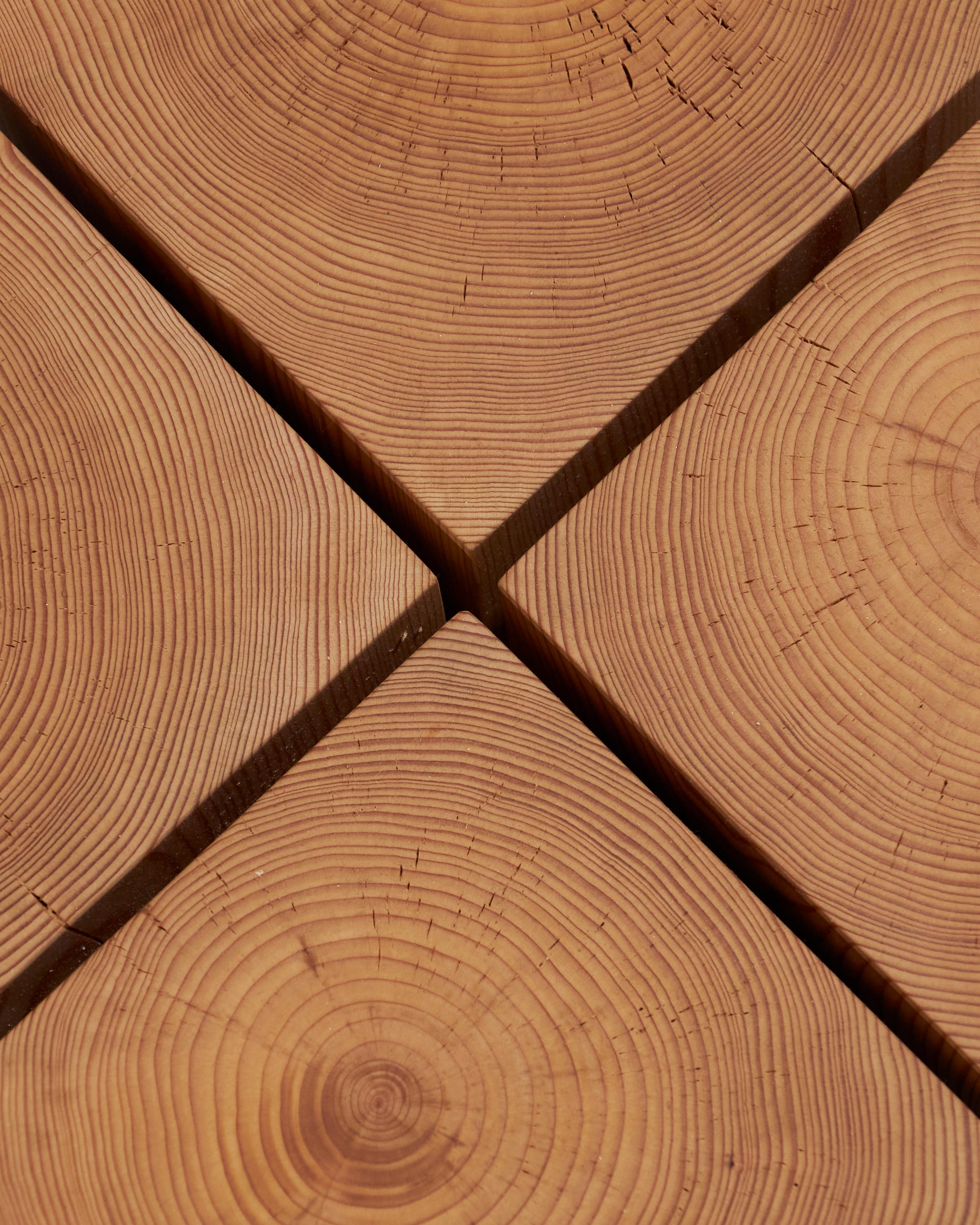 Table d'appoint ou tabouret bas Stubby Timber, conçu par l'artiste Lauren Goodman.
Fabriquée à partir de sections de poutres de mélèze récupérées, chaque pièce est soigneusement séchée, coupée et méticuleusement assemblée pour mettre en valeur la