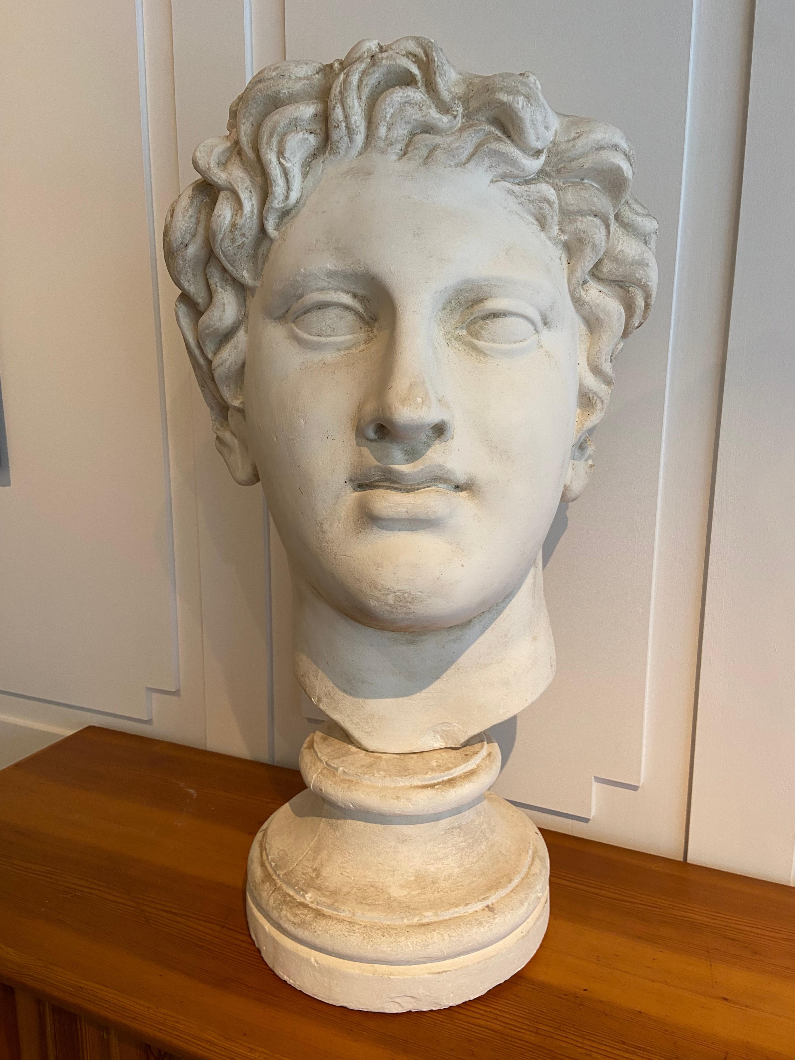 Stuckkopf einer römischen Figur. Signiert auf der Rückseite (unbekannt).
Der Kopf ist vom Sockel getrennt.