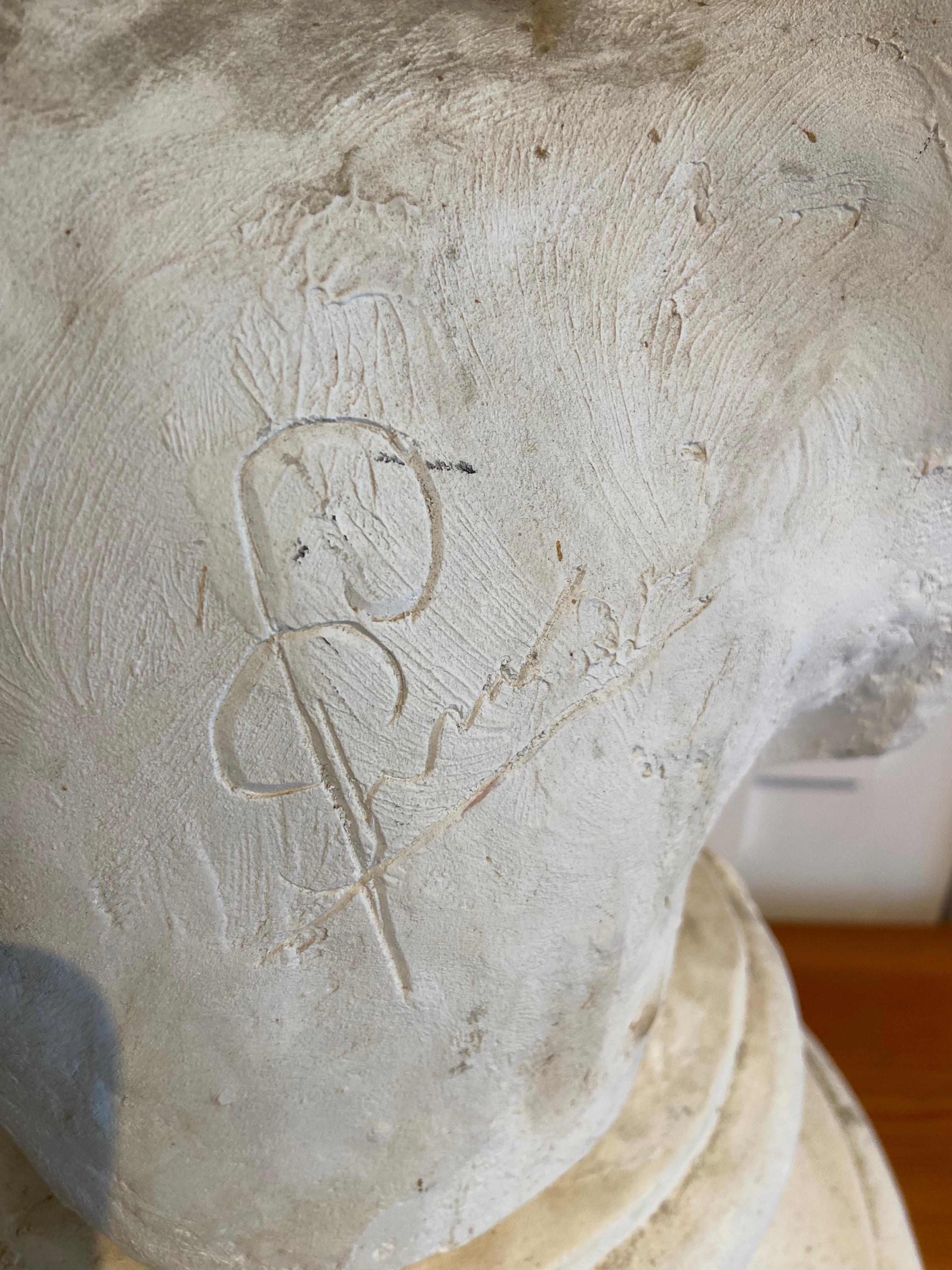 Milieu du XXe siècle Tête de personnage romain en stuc en vente