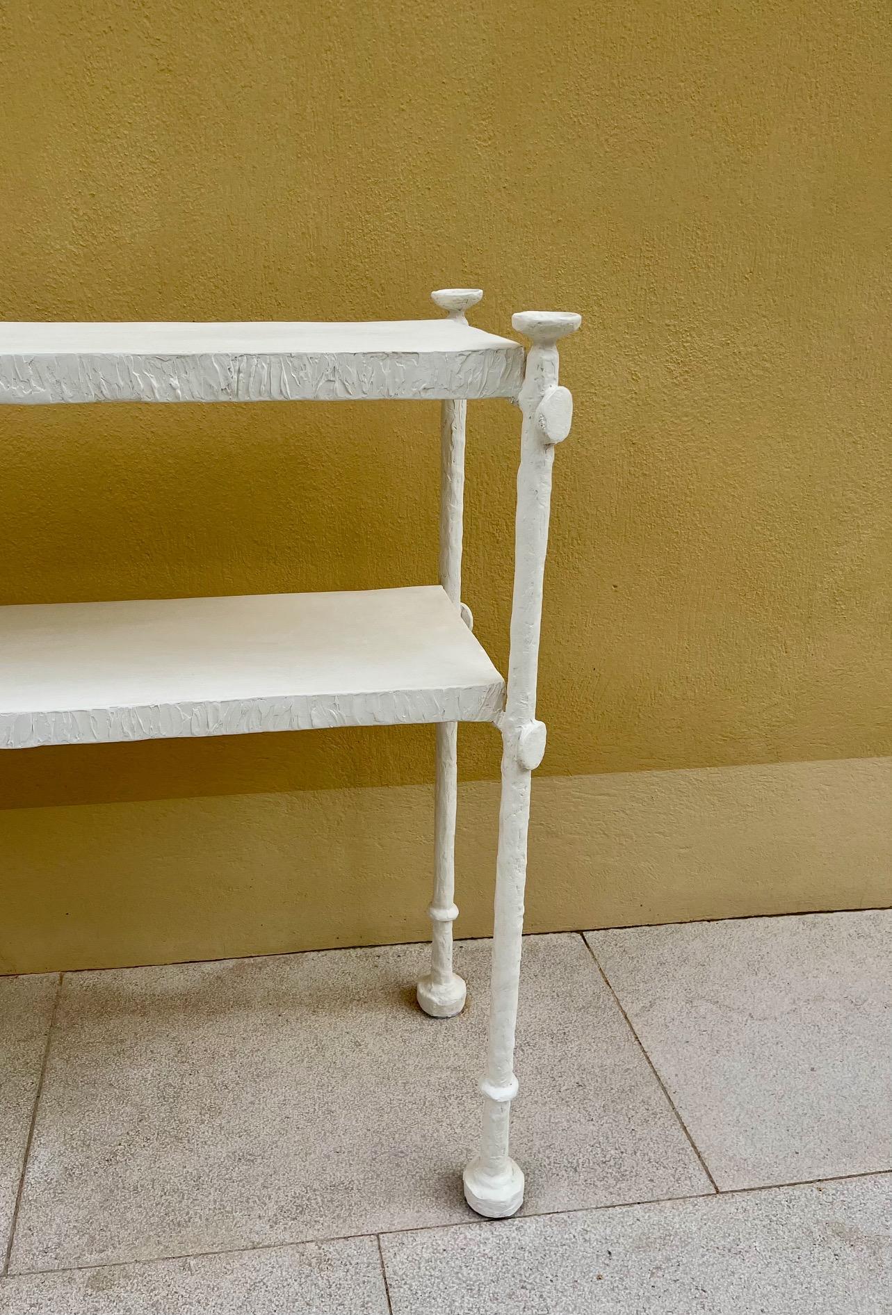 Mid-Century Modern Console en plâtre clouté dans le style de  Giacometti. en vente