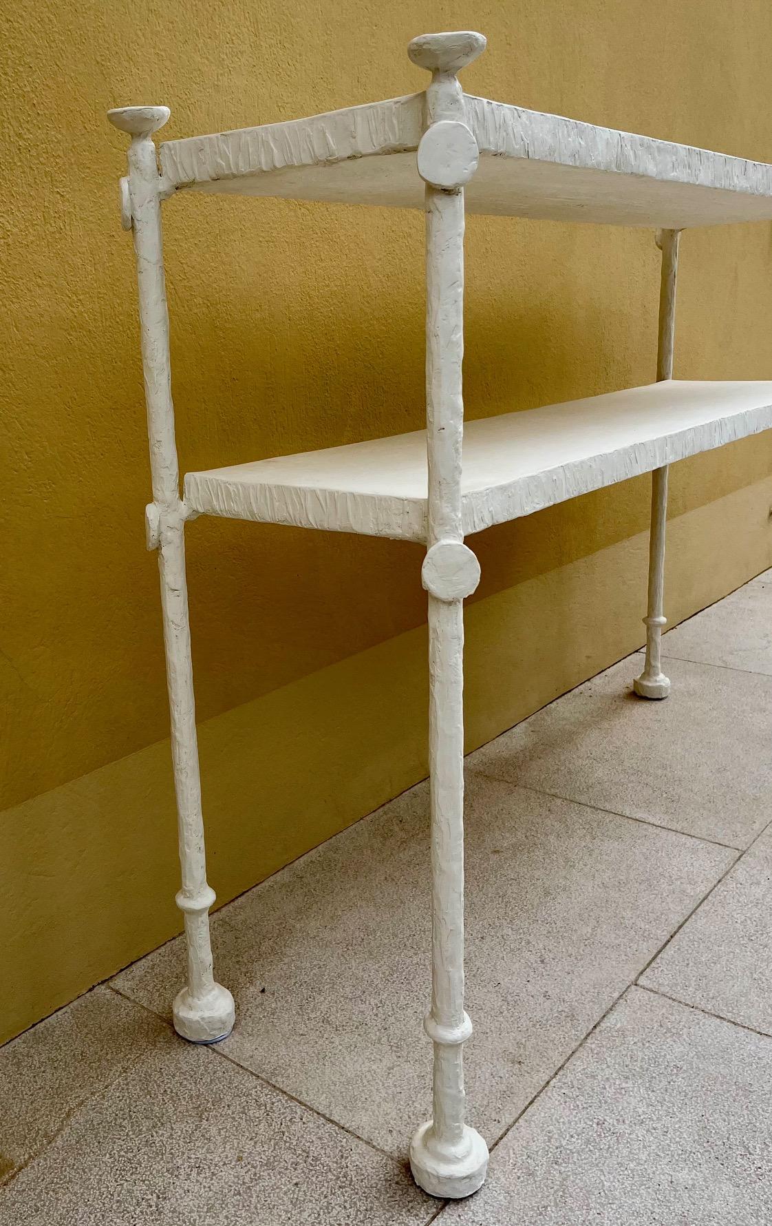 Métal Console en plâtre clouté dans le style de  Giacometti. en vente