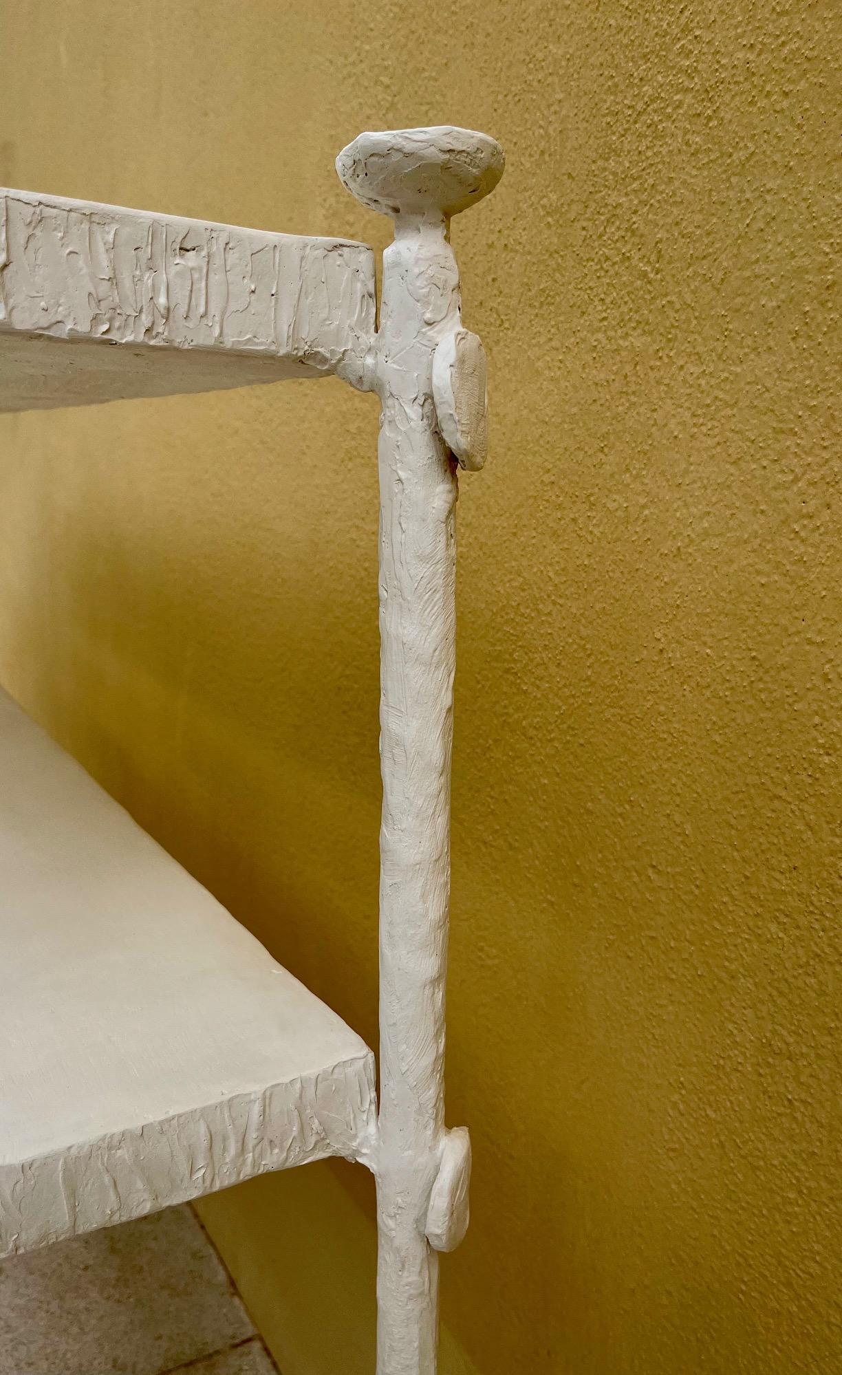 Console en plâtre clouté dans le style de  Giacometti. en vente 1