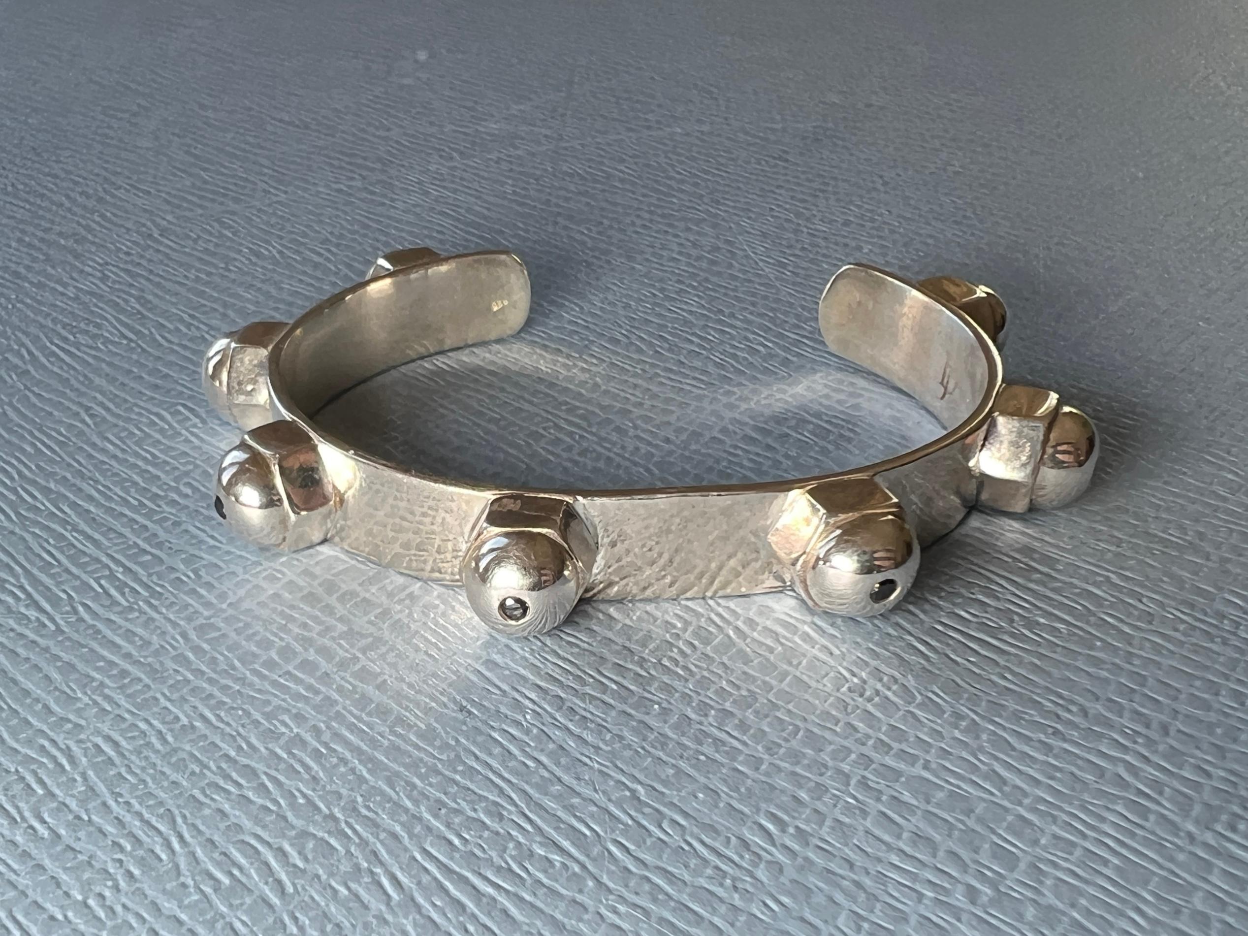 Bracciale con borchia in argento con gemme arcobaleno Chakra Diamante in vendita 4