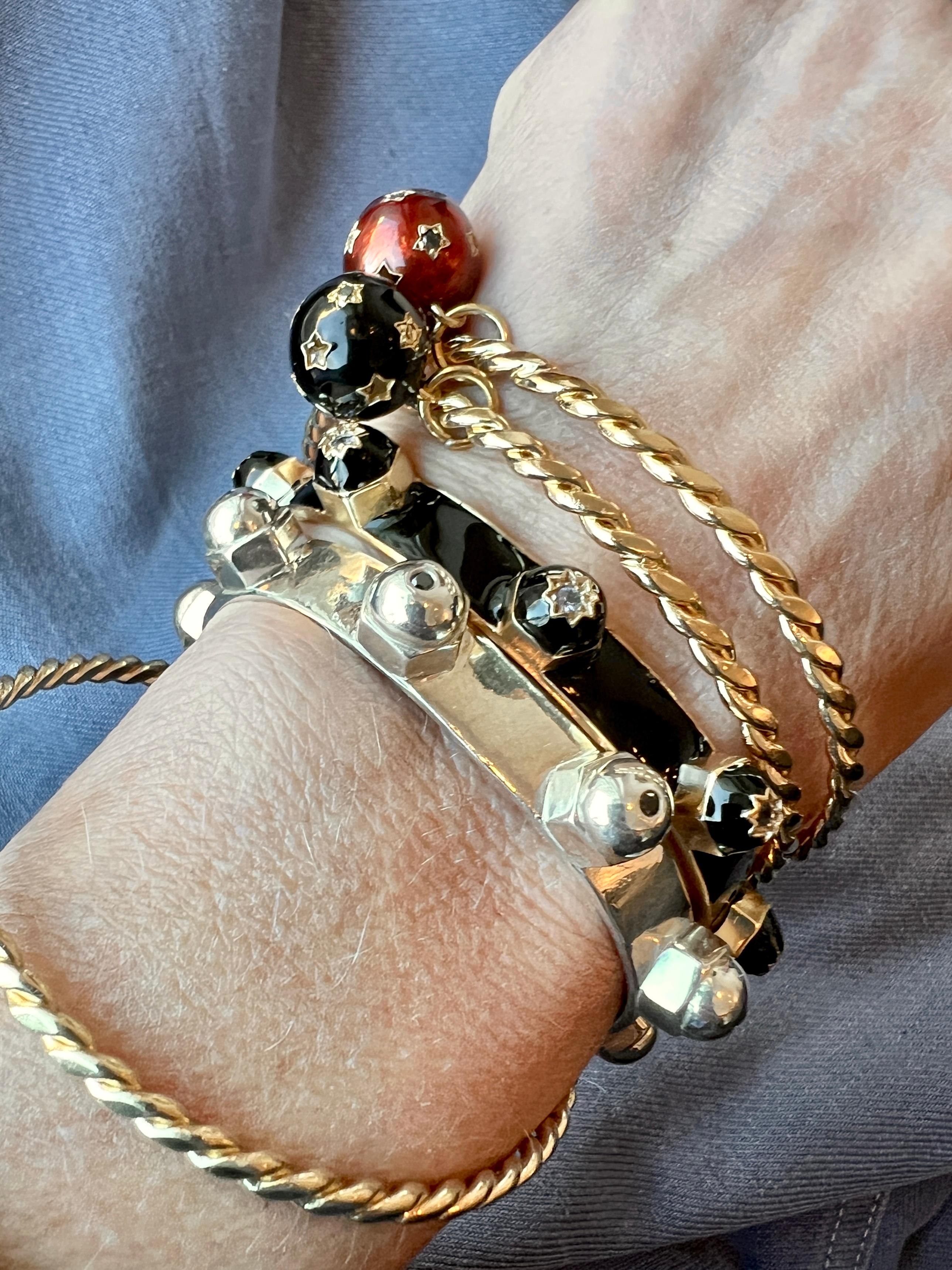 Bracciale con borchia Chakra in argento con rubino, zaffiri, smeraldo, tanzanite e diamante - 
