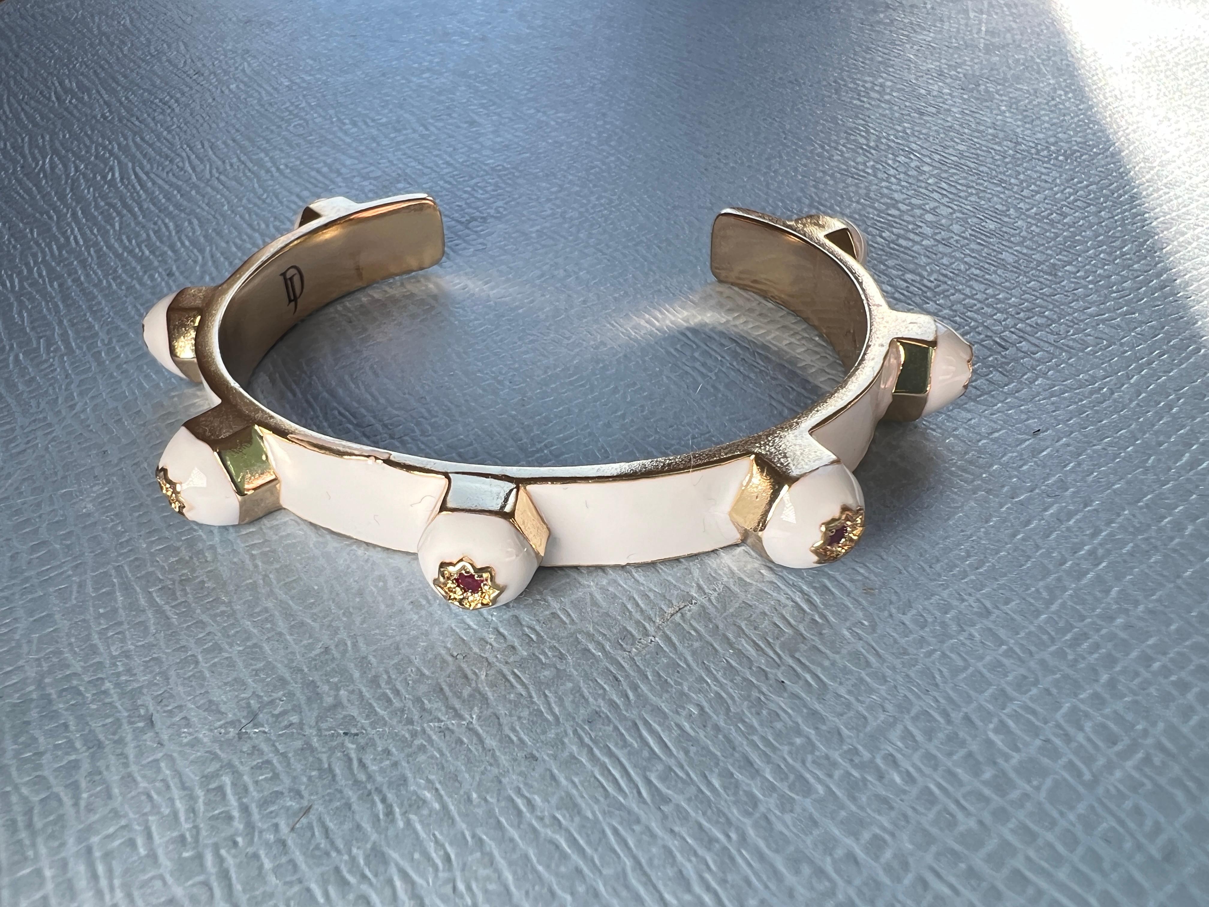 Taille brillant Clous de manchette en émail blanc, rubis et étoiles à huit branches en vente
