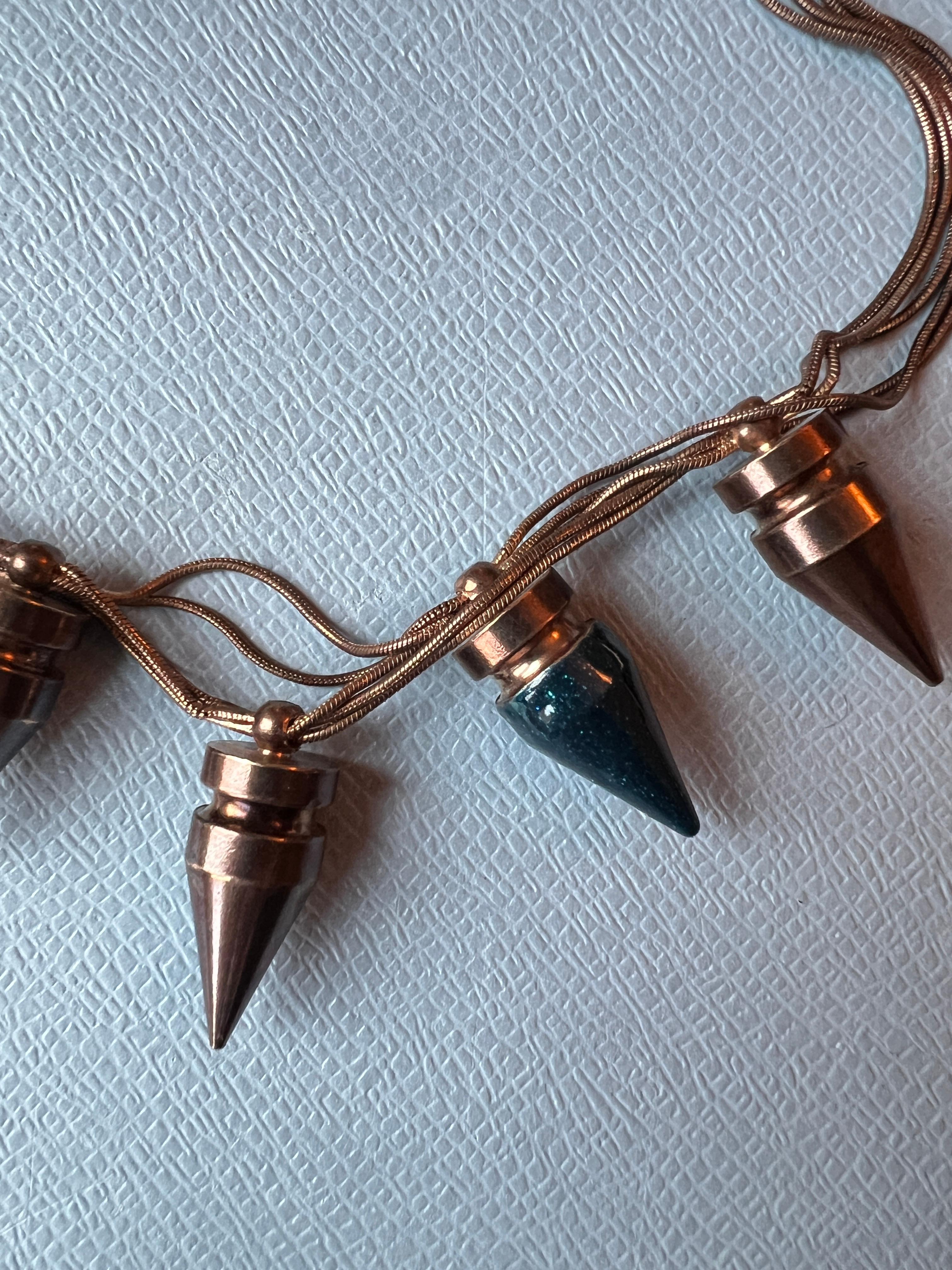 Questa collana a catena con borchie placcate in oro di J DAUPHIN è un raro pezzo vintage del 2008, realizzato a Parigi e mai indossato. Un design audace ma raffinato, caratterizzato da una catena di 24 pollici ornata da borchie placcate in oro