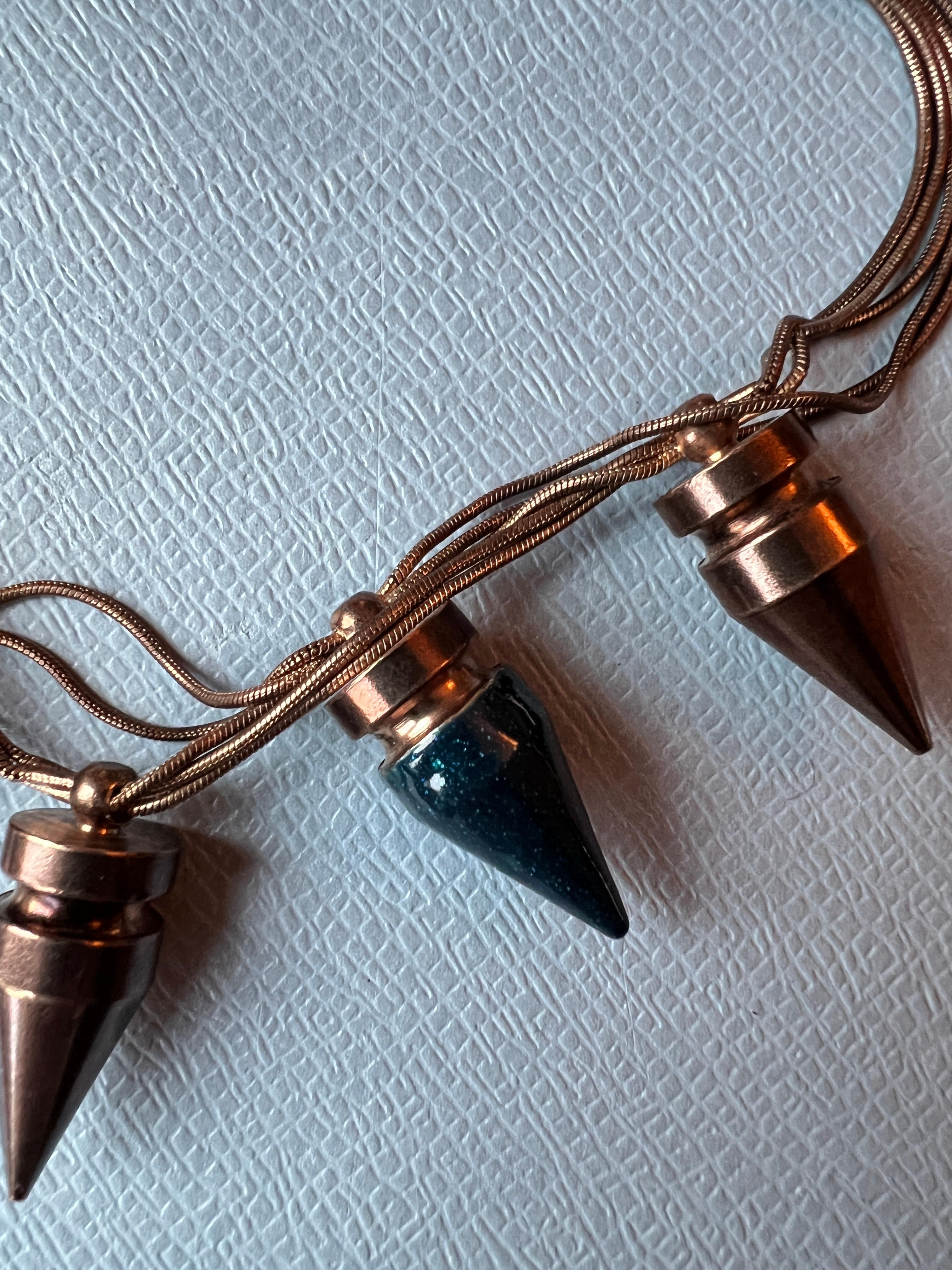 Moderno Collana a catena con teschio smalto blu e oro rosa in vendita