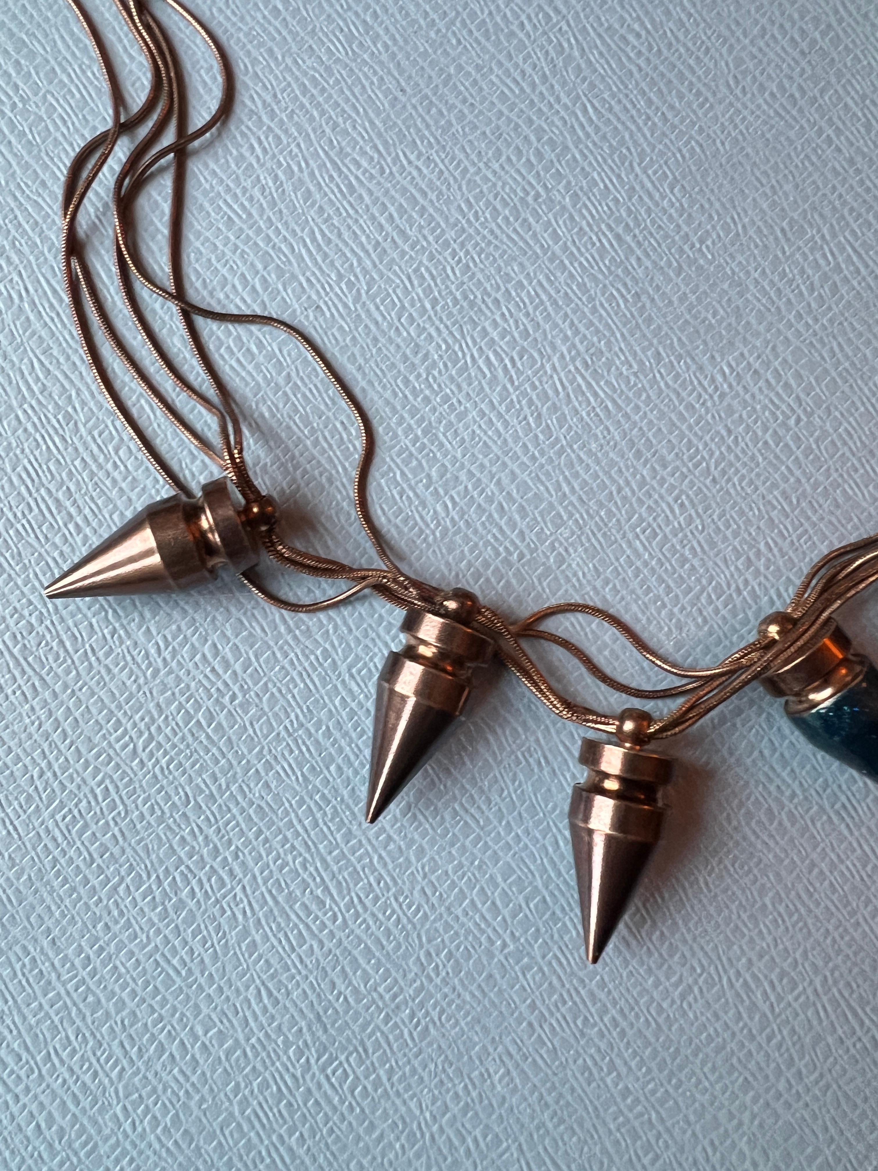 Collana a catena con teschio smalto blu e oro rosa In condizioni Nuovo in vendita a Los Angeles, CA