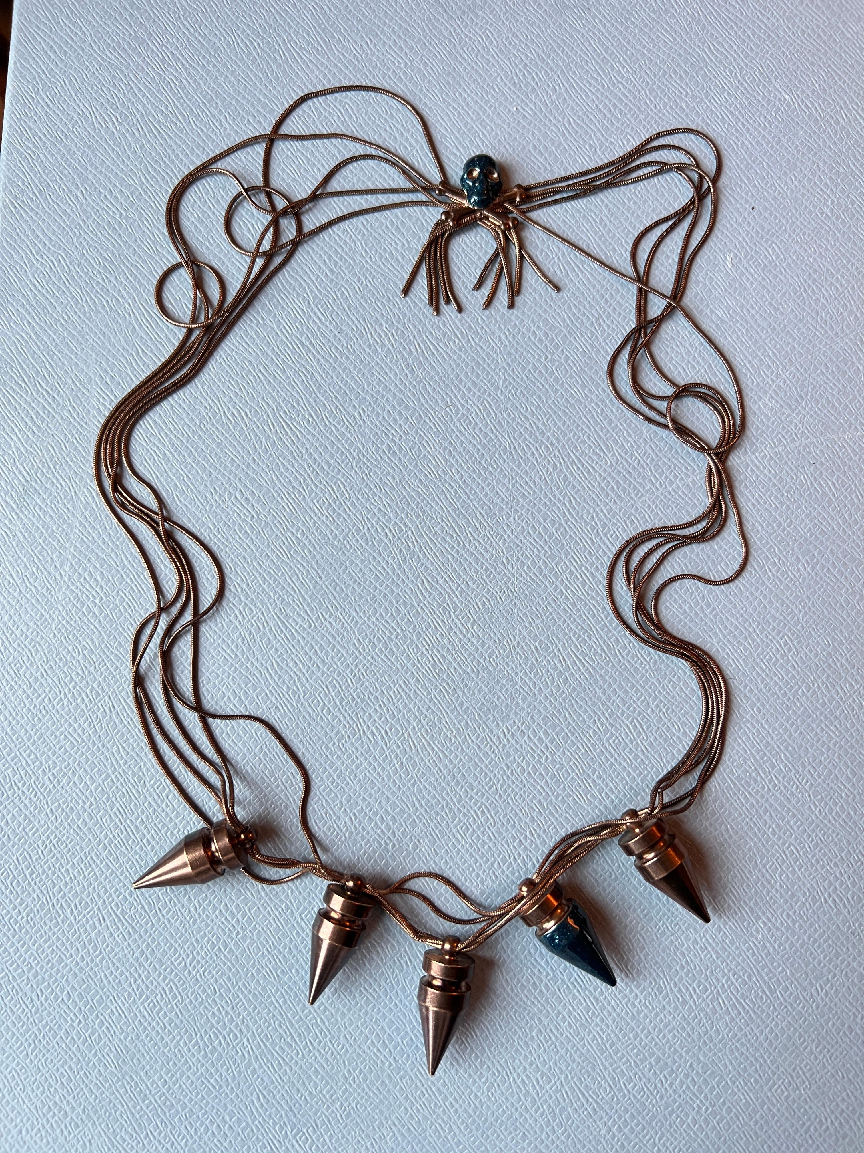 Collana a catena con teschio smalto blu e oro rosa in vendita 2
